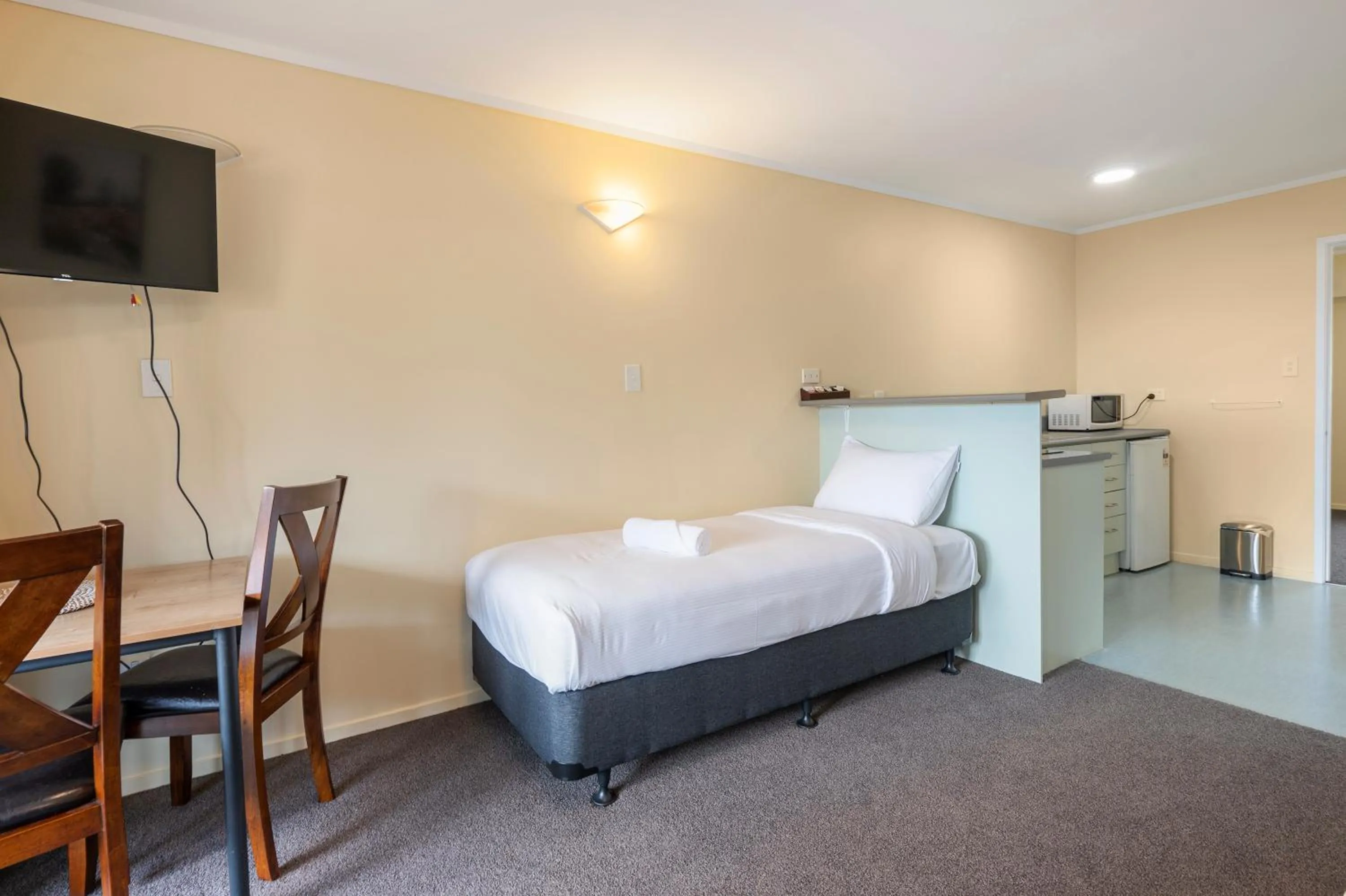 Bed in Fenton Court Motel