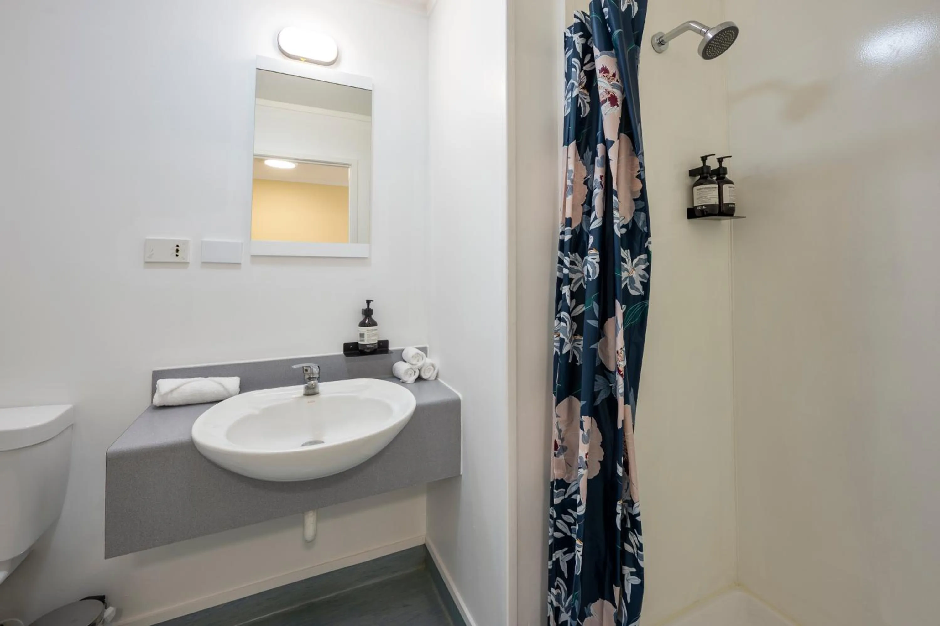 Shower in Fenton Court Motel