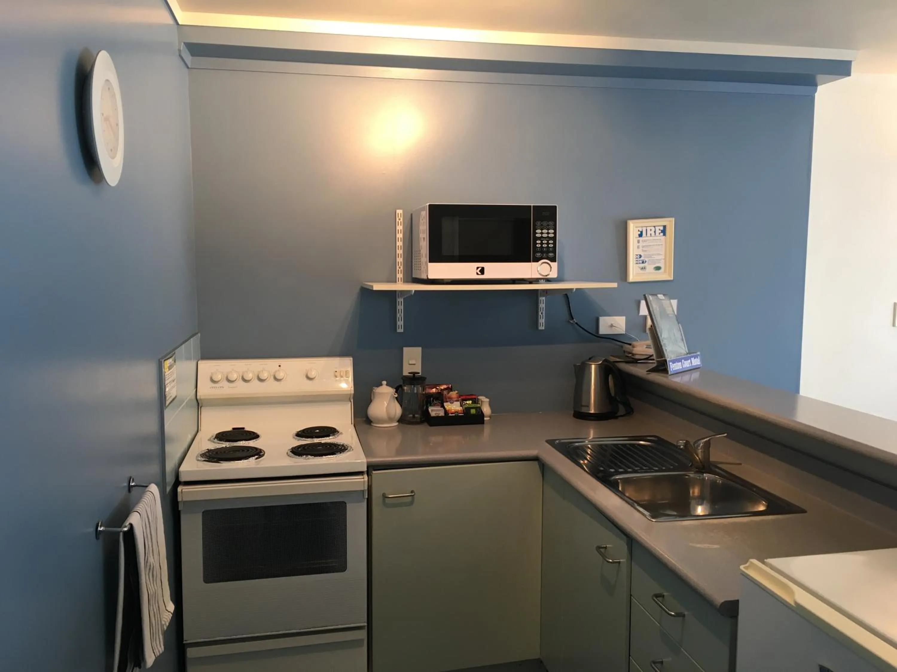 Kitchen or kitchenette in Fenton Court Motel