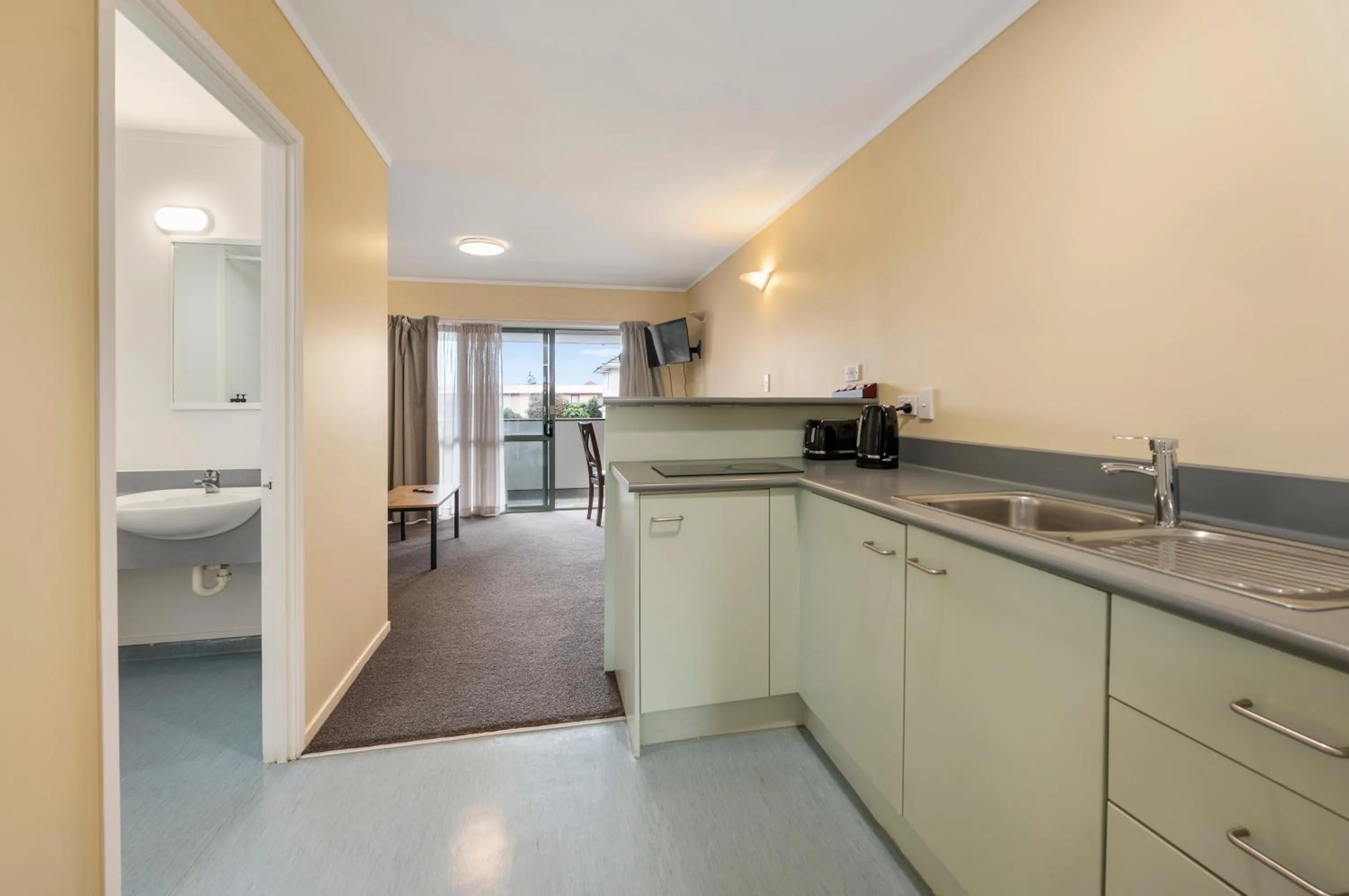 Kitchen or kitchenette in Fenton Court Motel