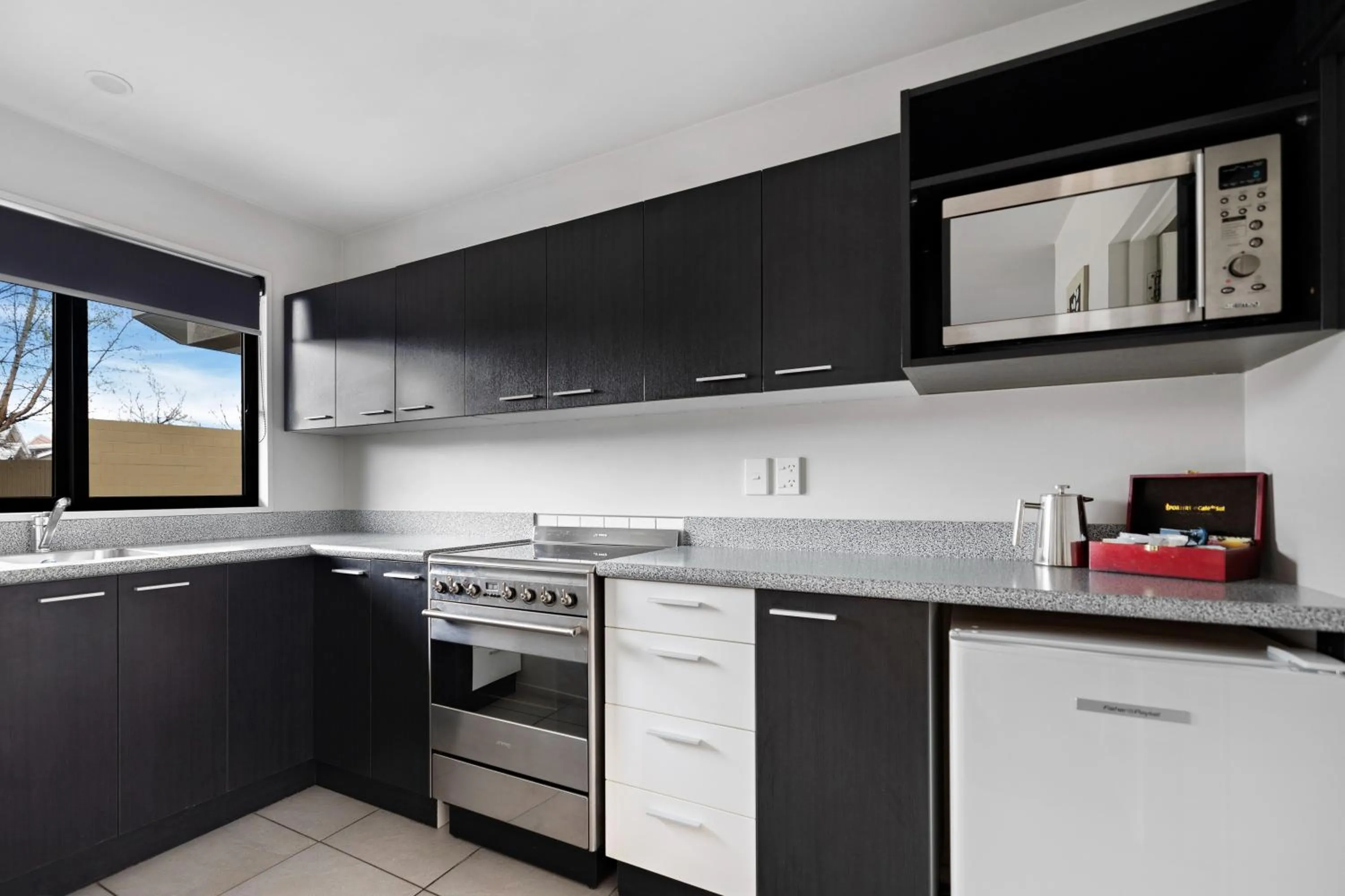 Kitchen or kitchenette in Avenue Motel