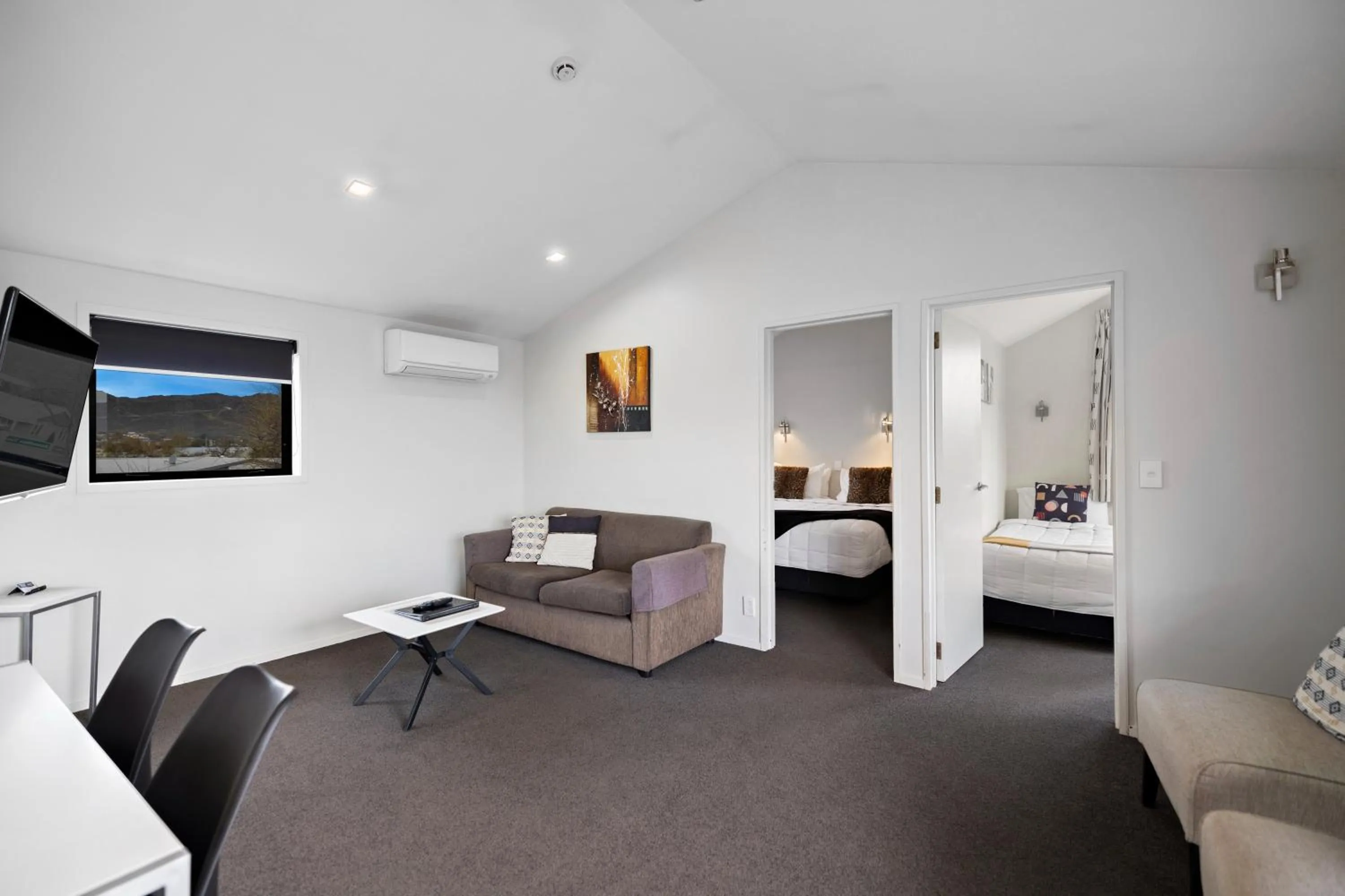 Living room, Bed in Avenue Motel