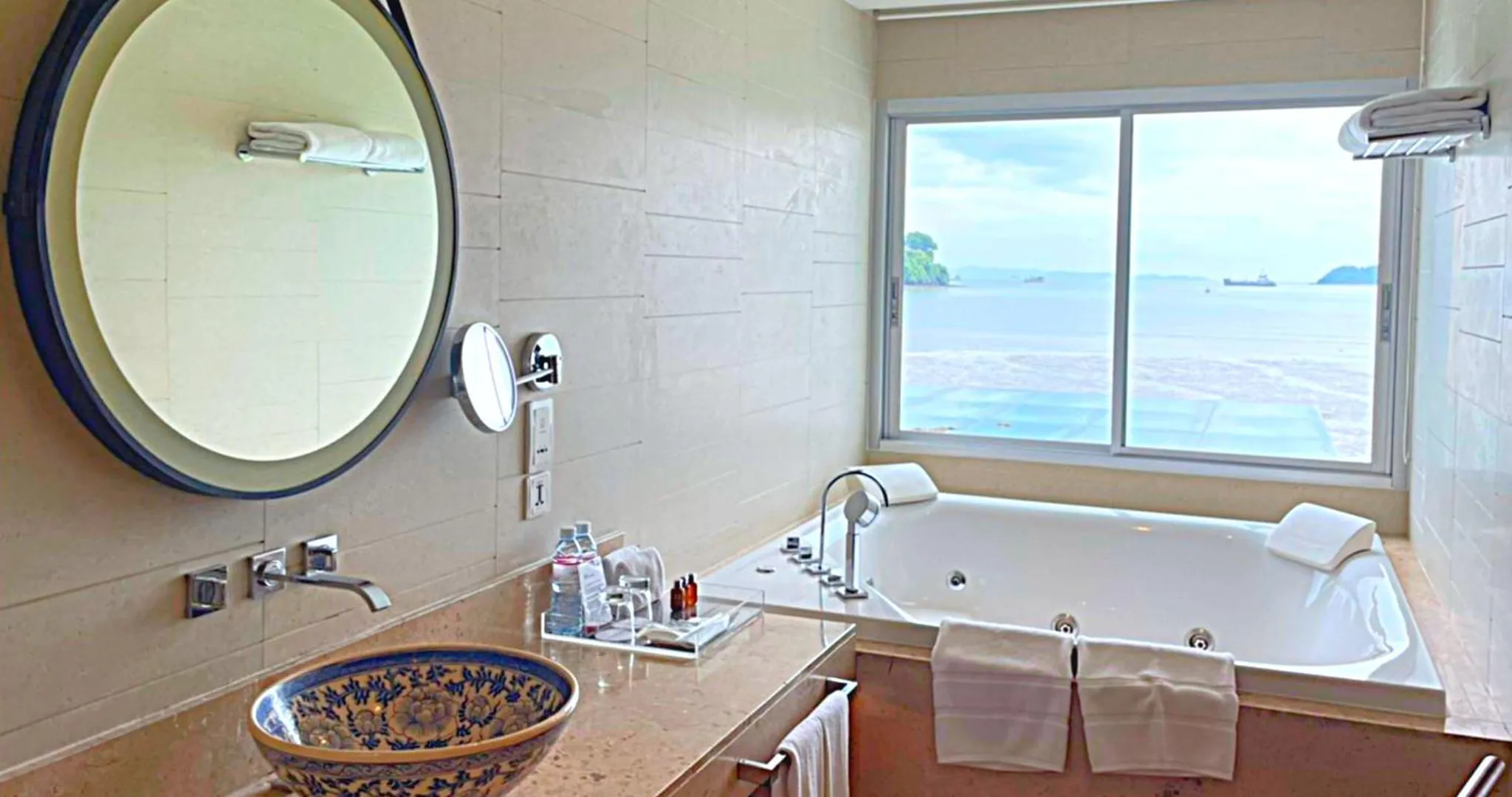 Hot Tub, Bathroom in Phuket Panwa Beachfront Resort