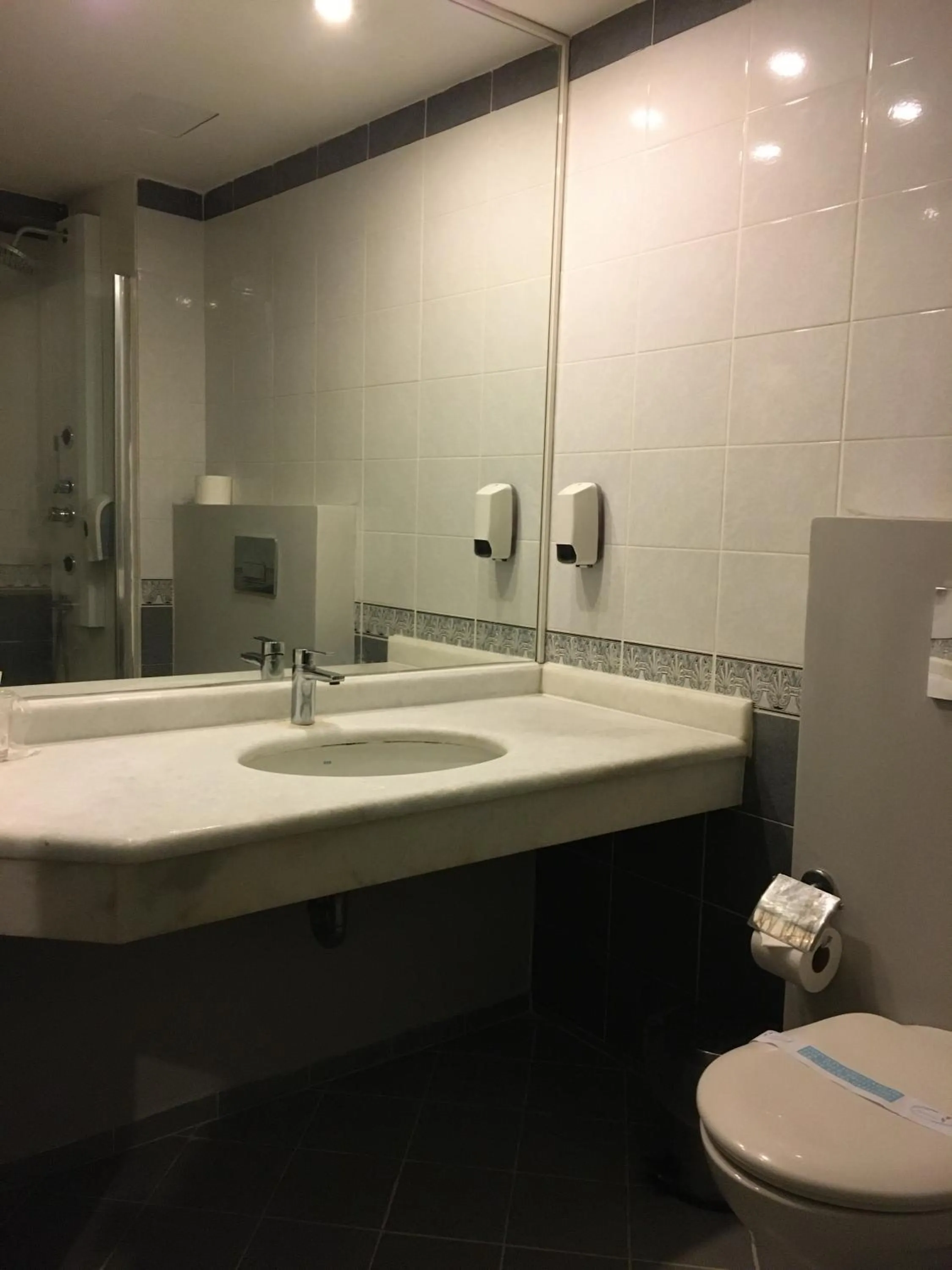 Bathroom in Hotel Eken Prestige