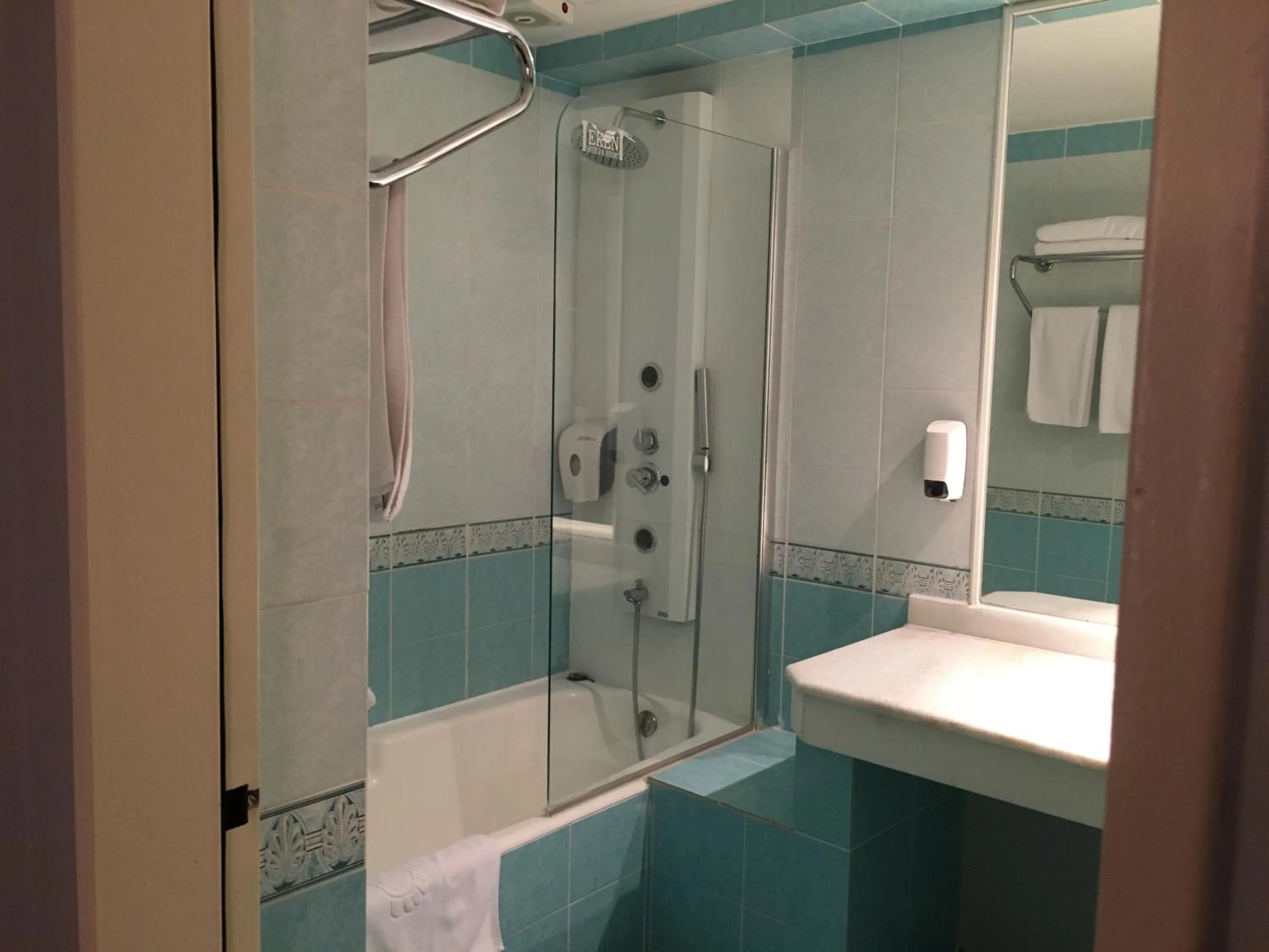 Bathroom in Hotel Eken Prestige