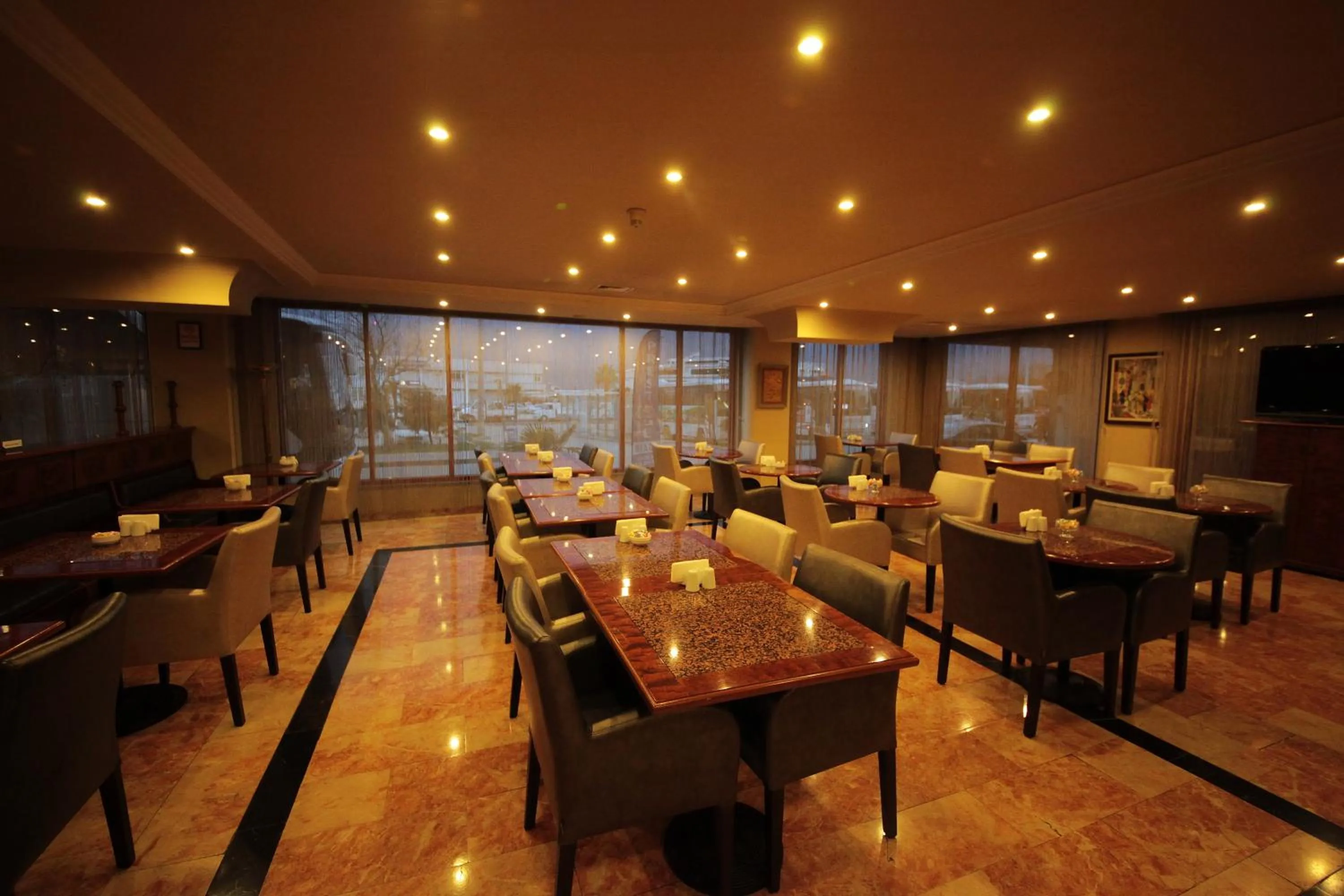 Restaurant/places to eat in Hotel Eken Prestige