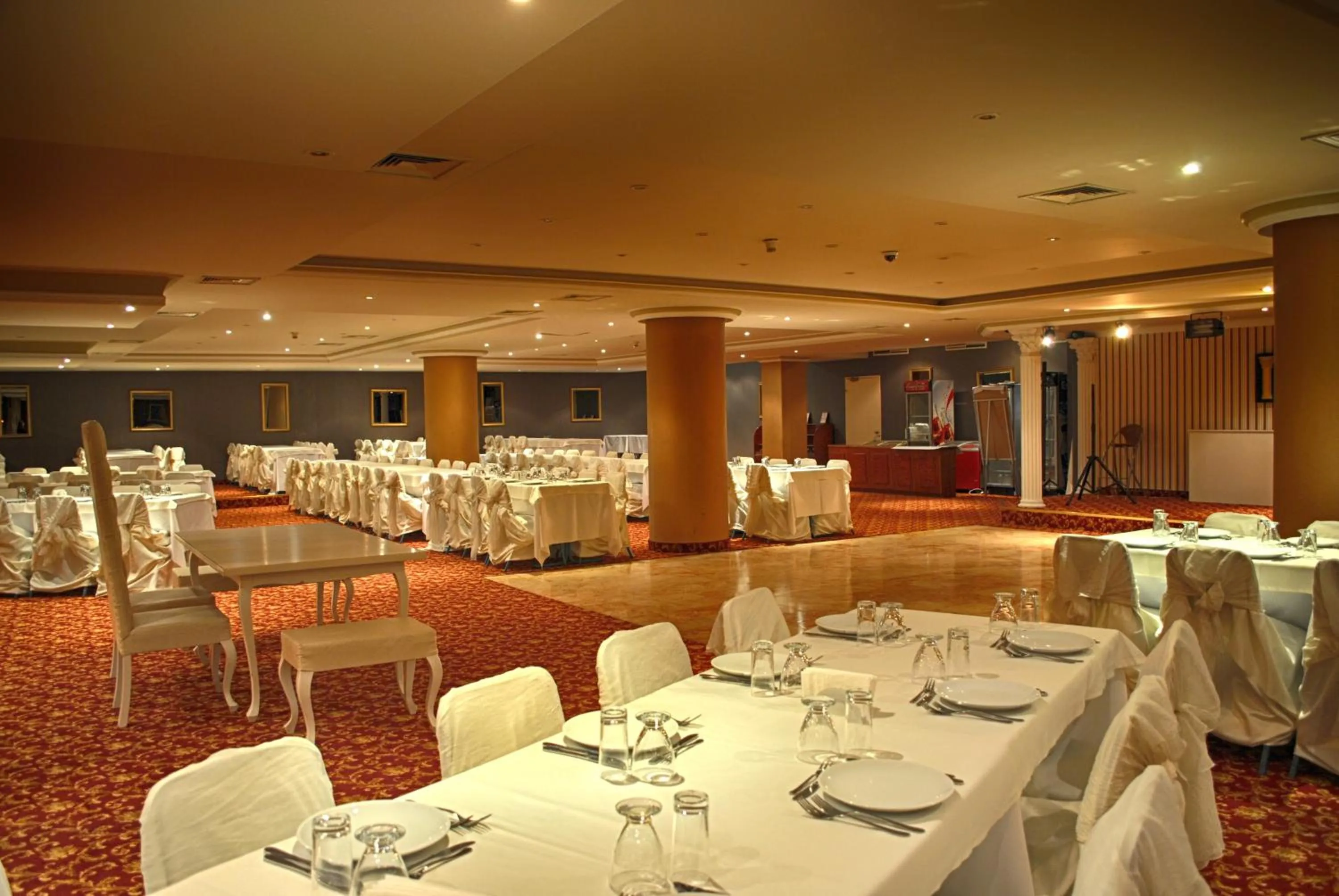 Restaurant/places to eat in Hotel Eken Prestige