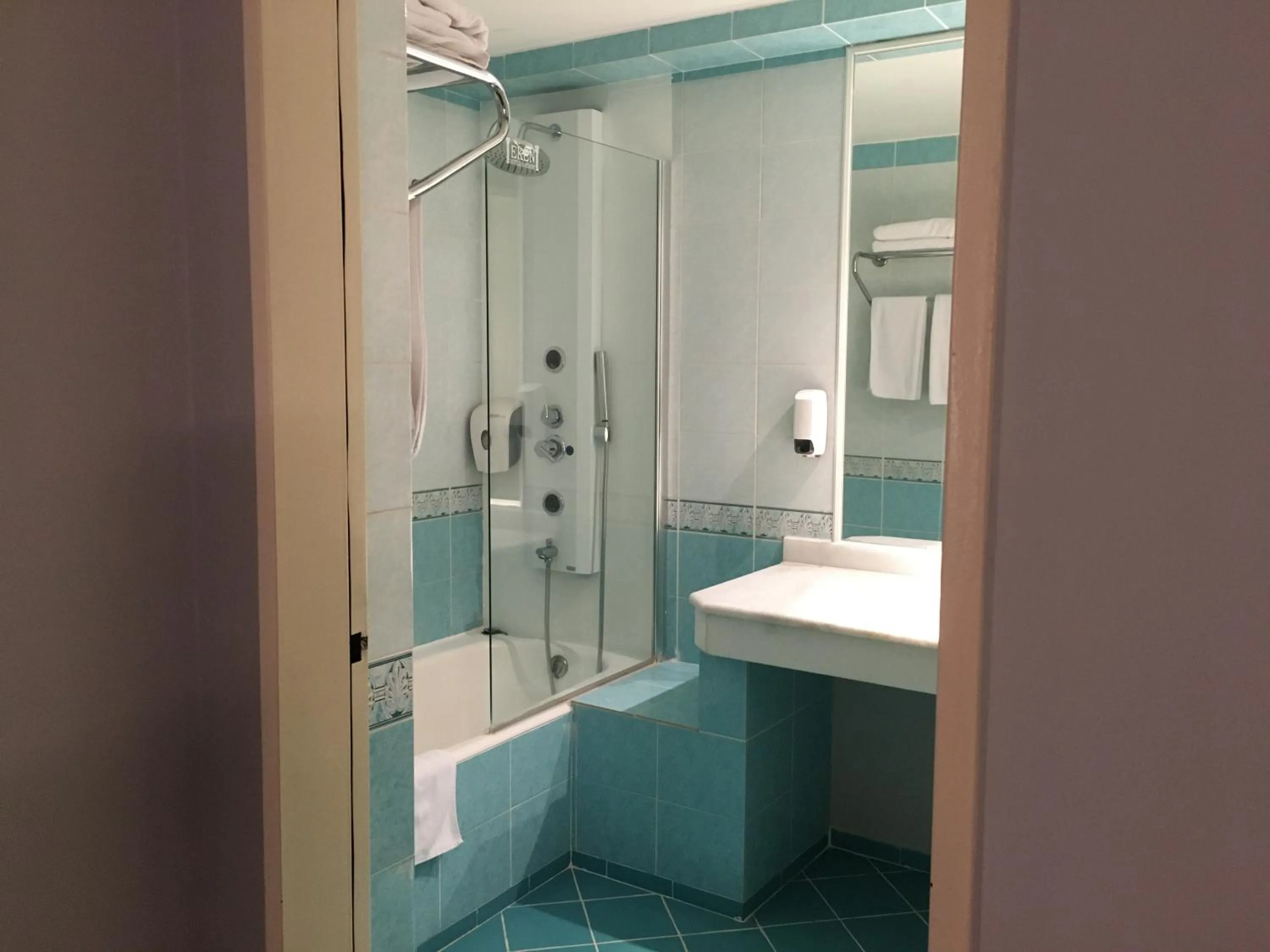 Bathroom in Hotel Eken Prestige