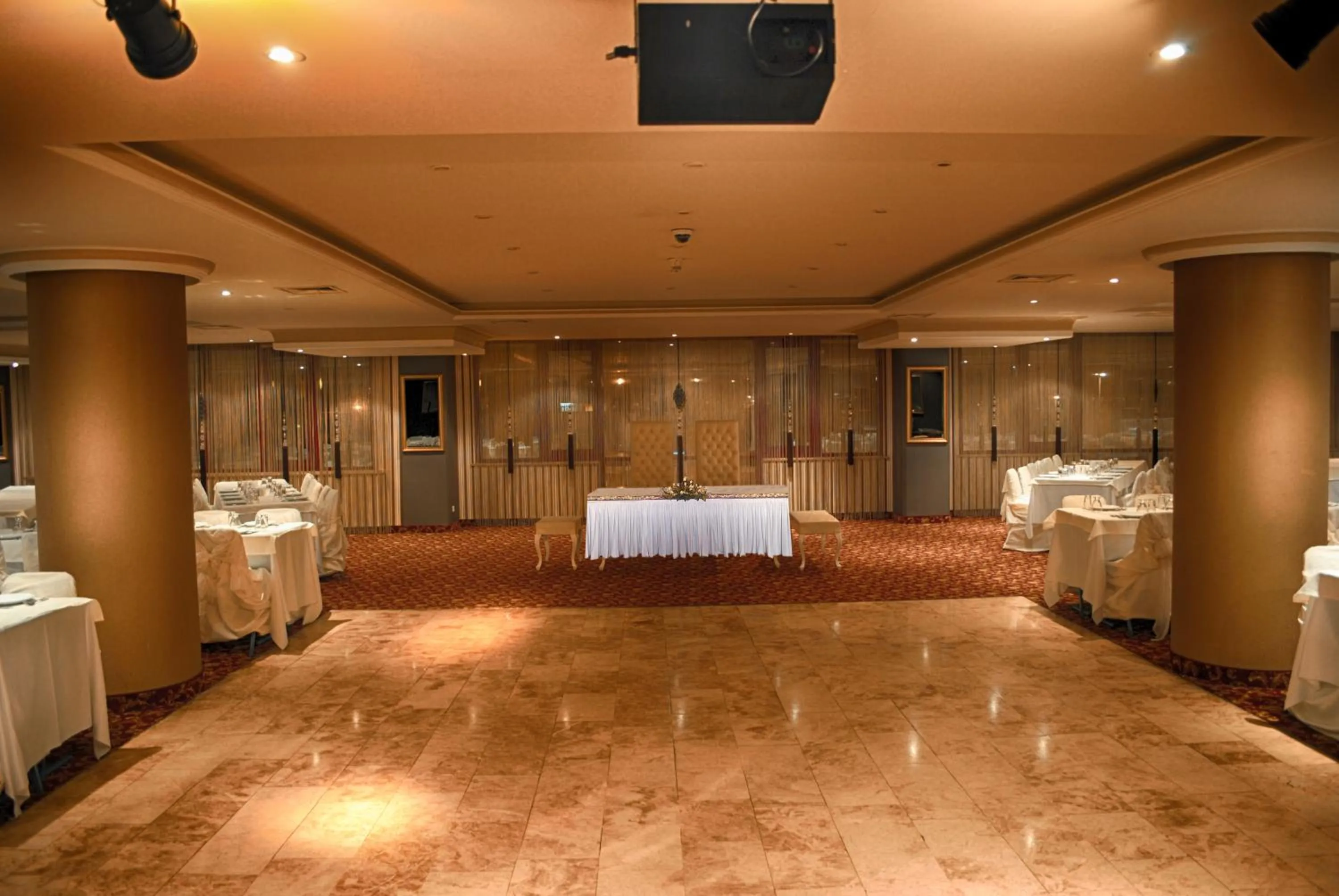 Banquet/Function facilities, Bed in Hotel Eken Prestige