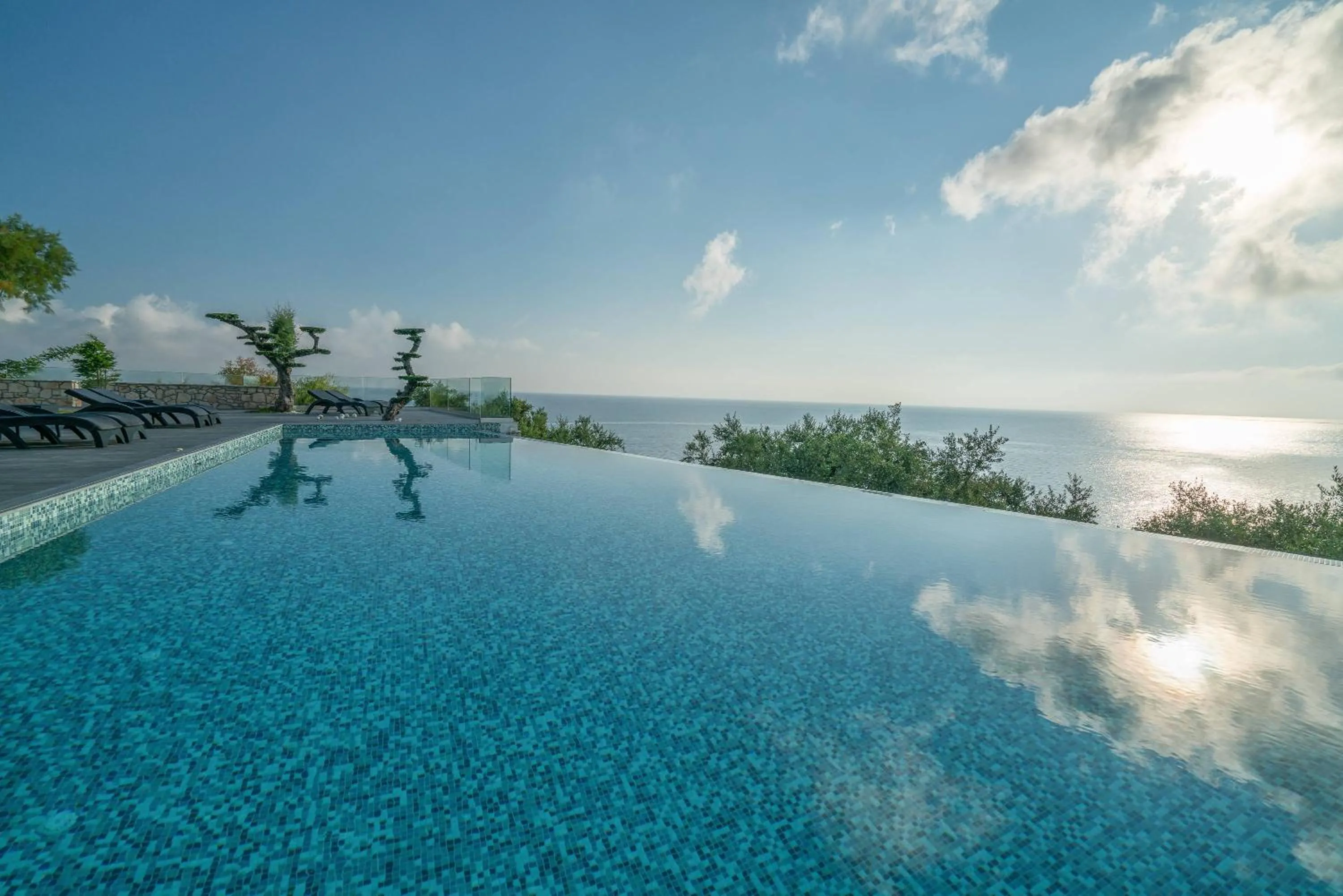 Kymothoe Elite Suites