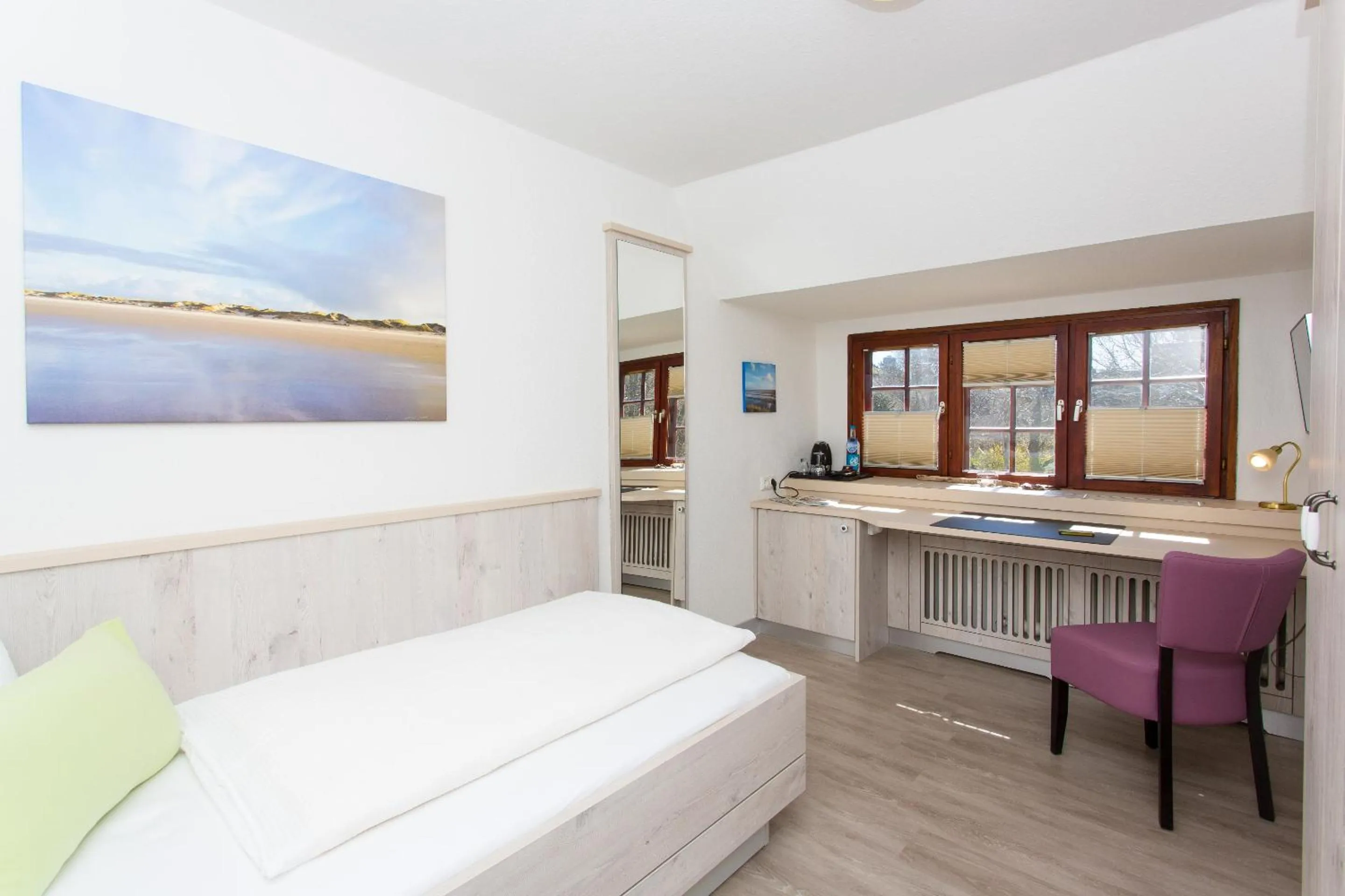 Photo of the whole room, Bed in Letj Briis