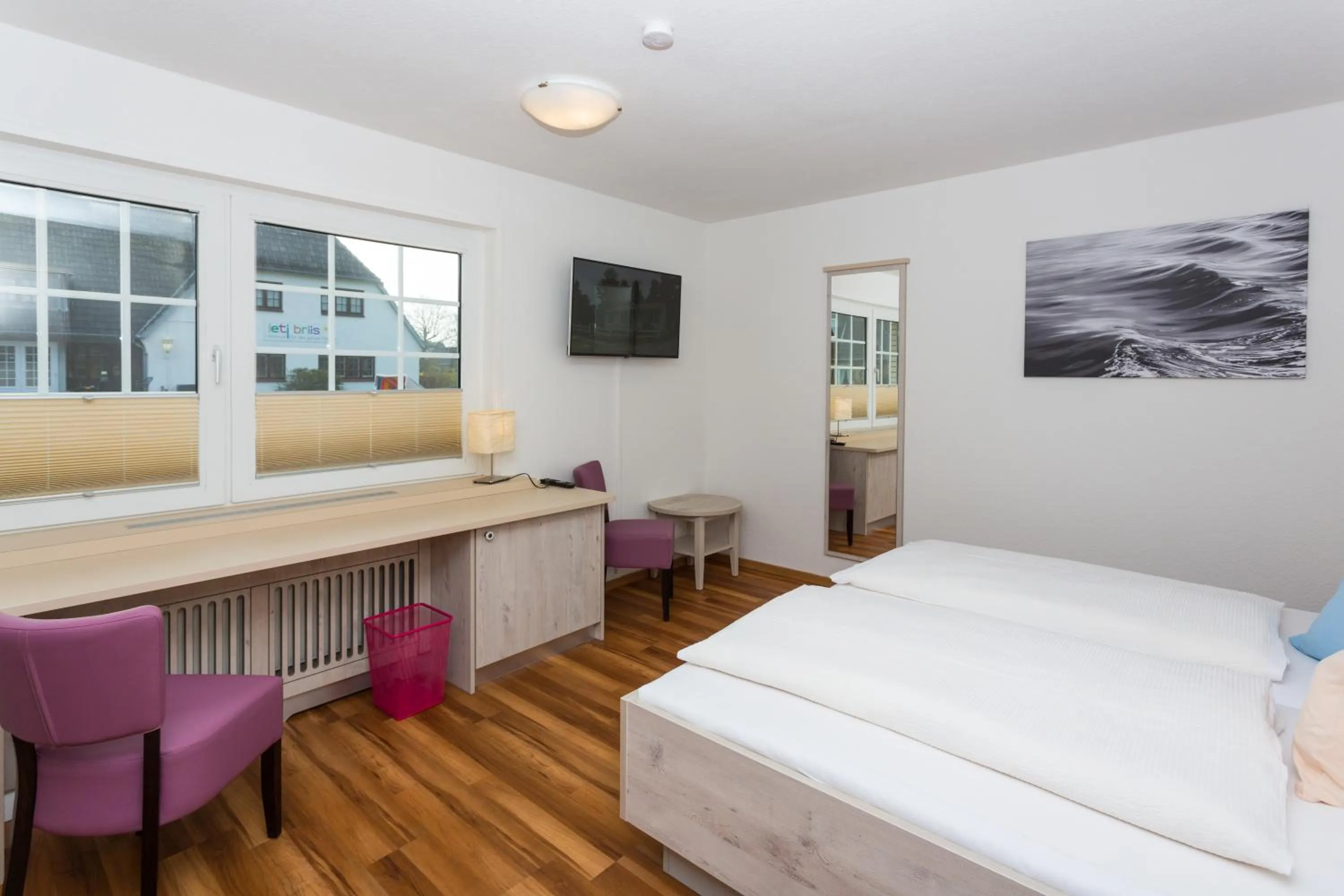 Photo of the whole room, Bed in Letj Briis