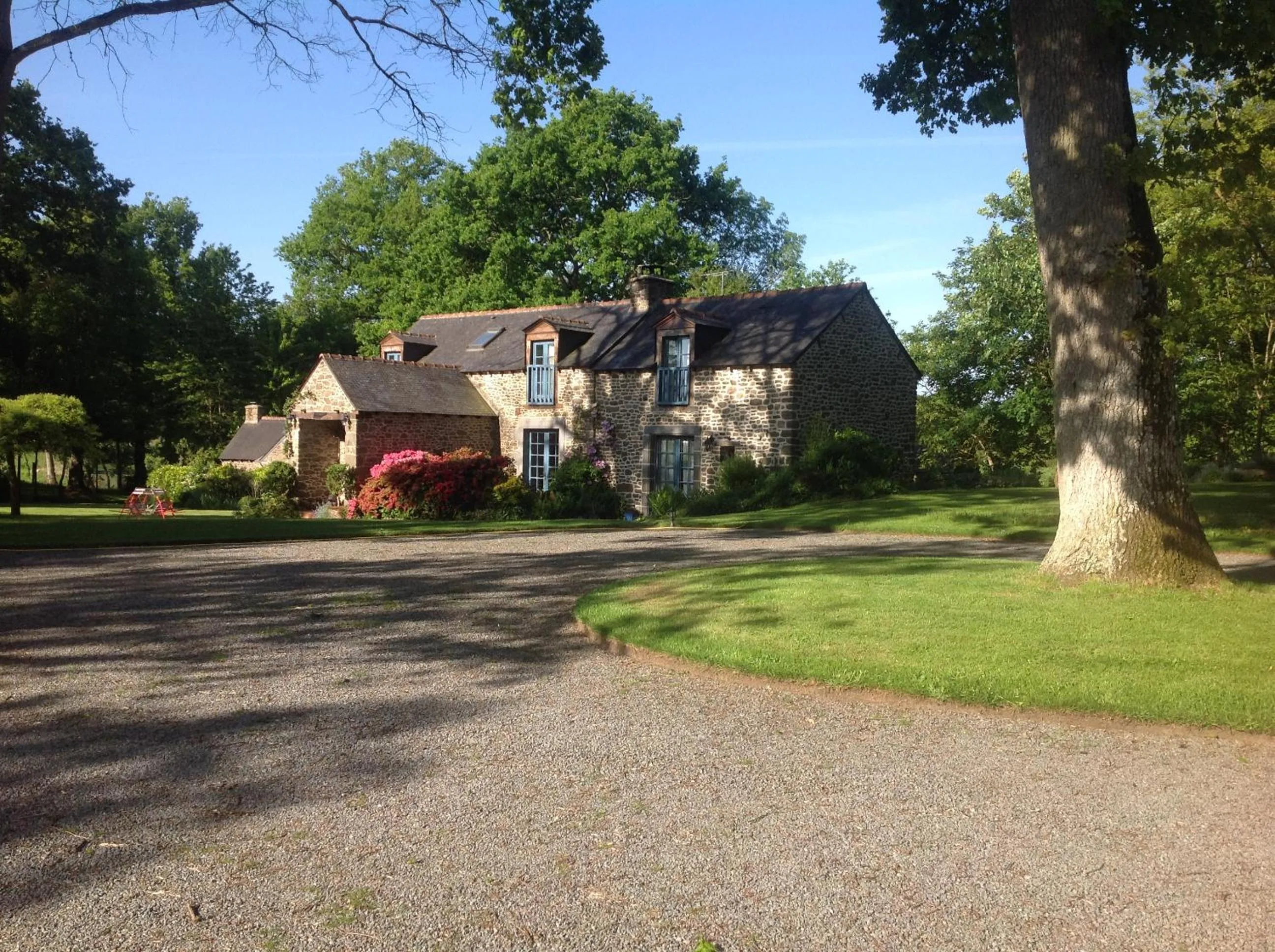 Property building in Au Pont Ricoul