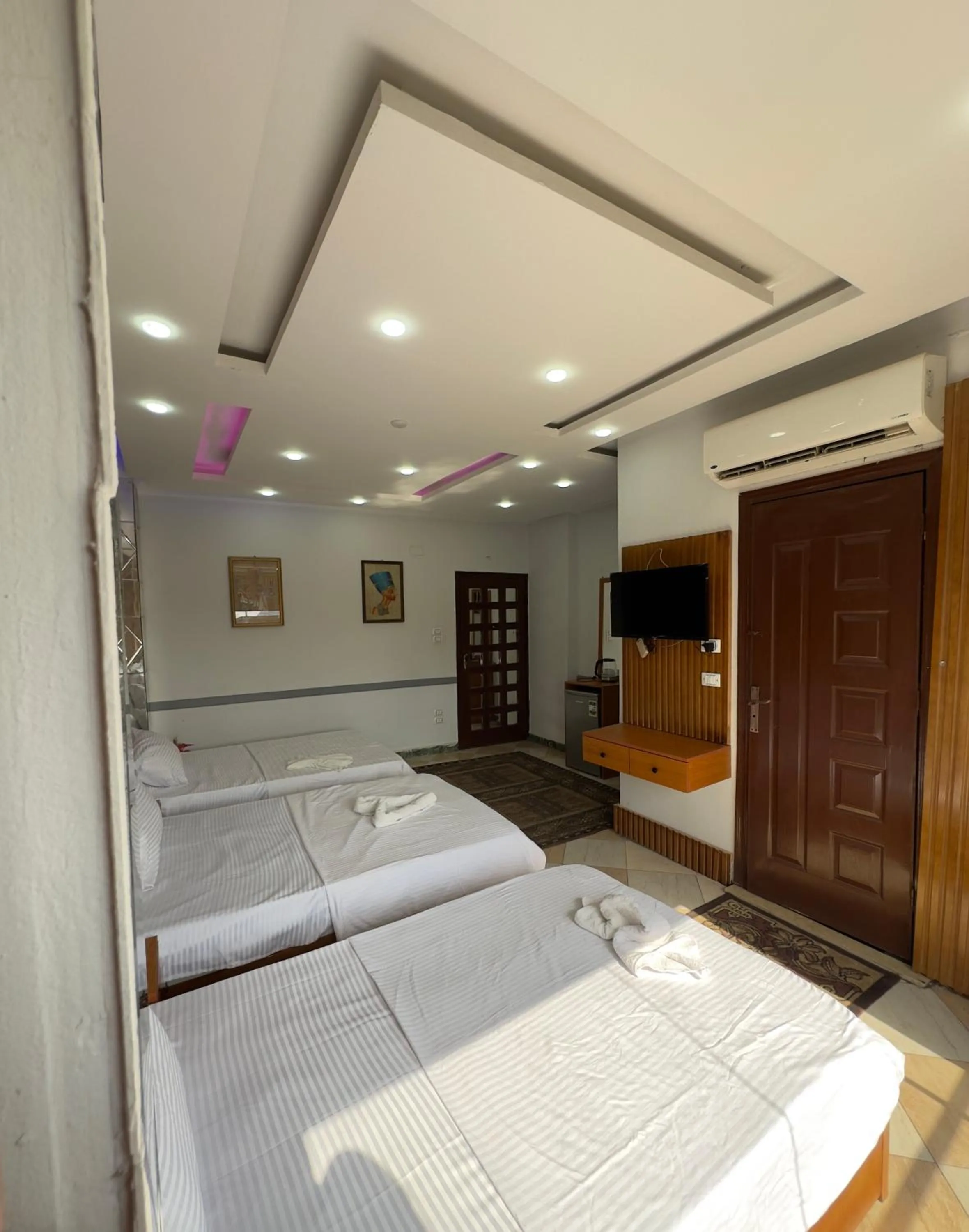 Bed in Pyramids Family Inn