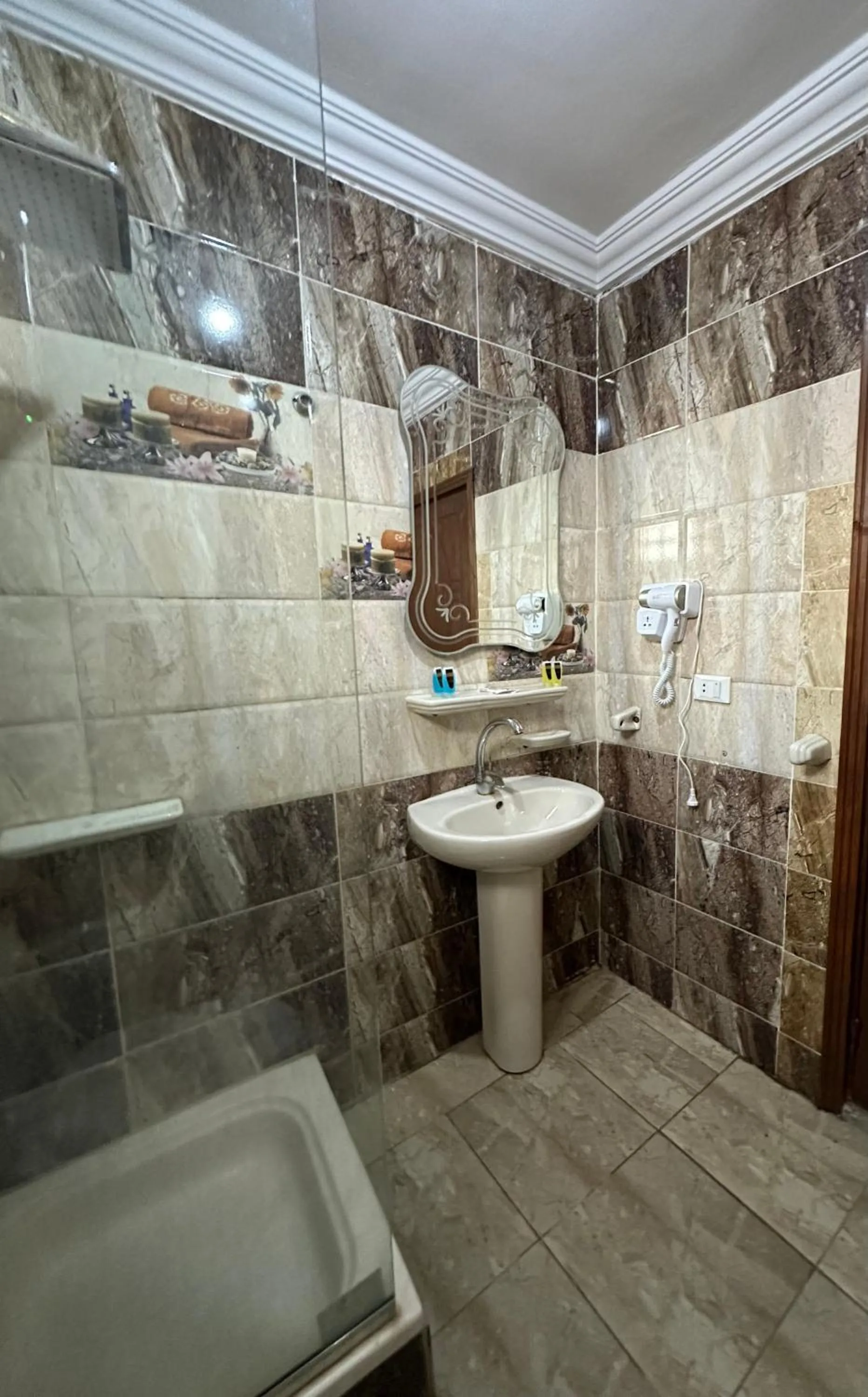 Bathroom in Pyramids Family Inn