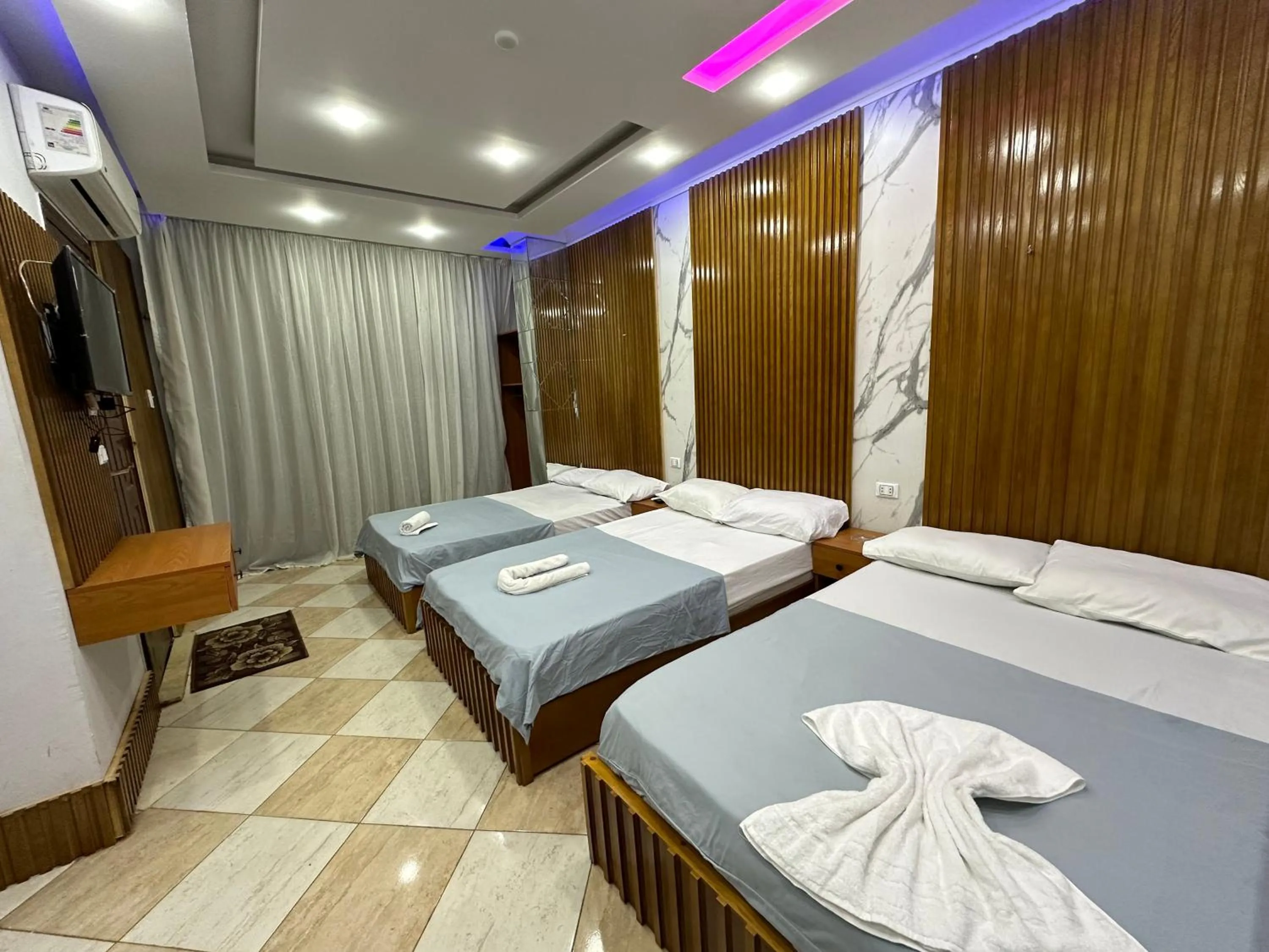 Bed in Pyramids Family Inn