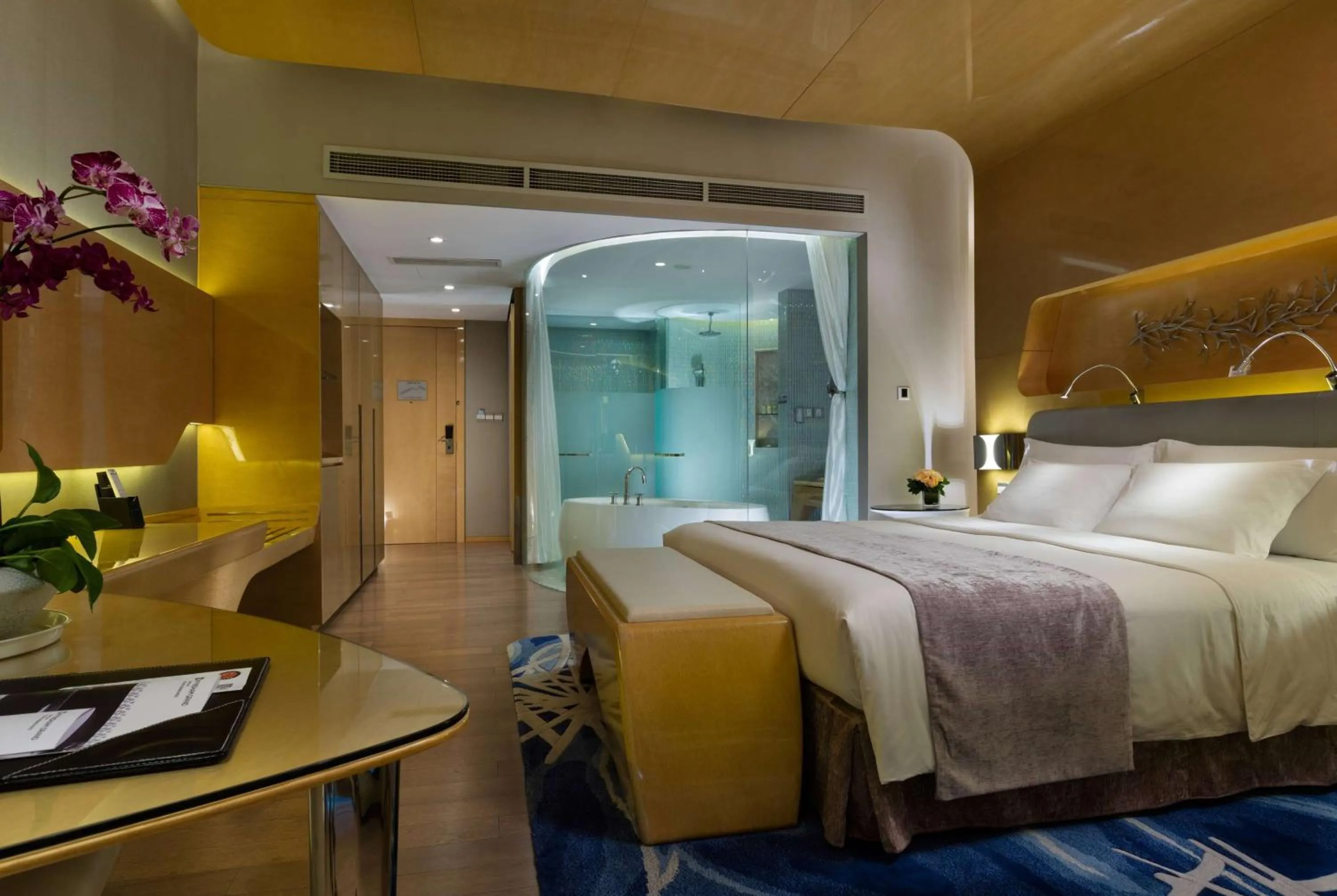 Photo of the whole room, Bed in Wyndham Grand Qingdao