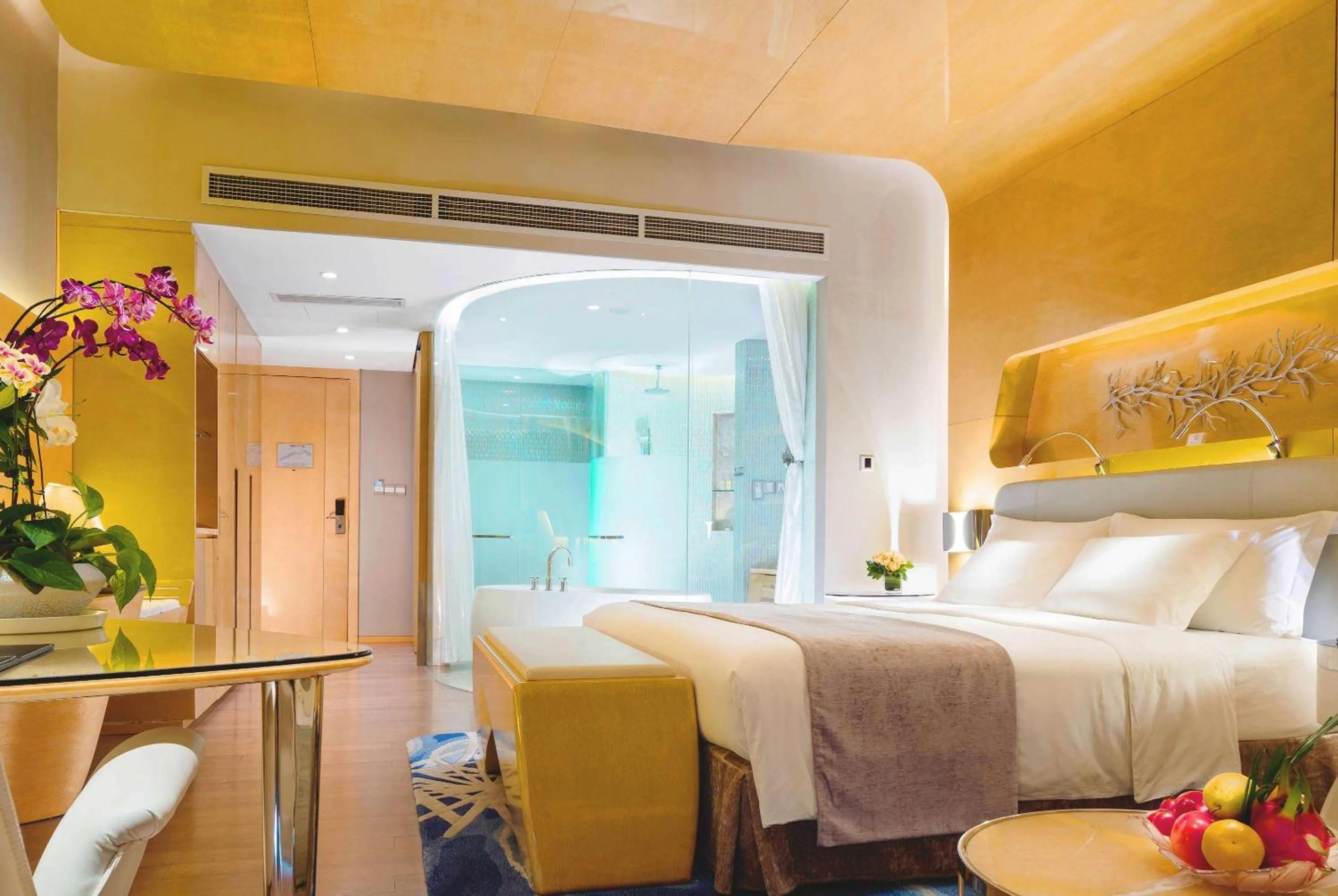 Photo of the whole room, Bed in Wyndham Grand Qingdao