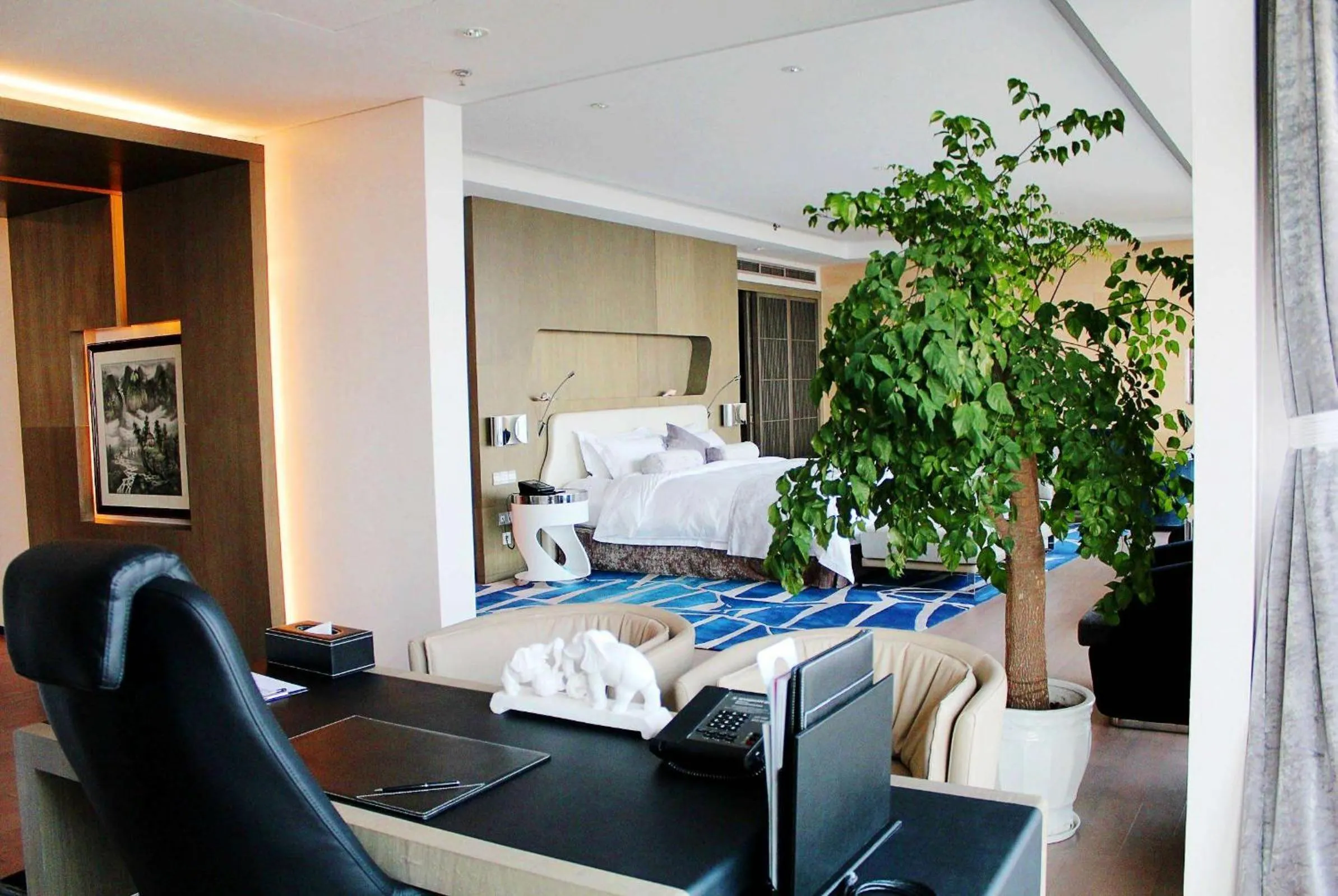 Photo of the whole room, Bed in Wyndham Grand Qingdao