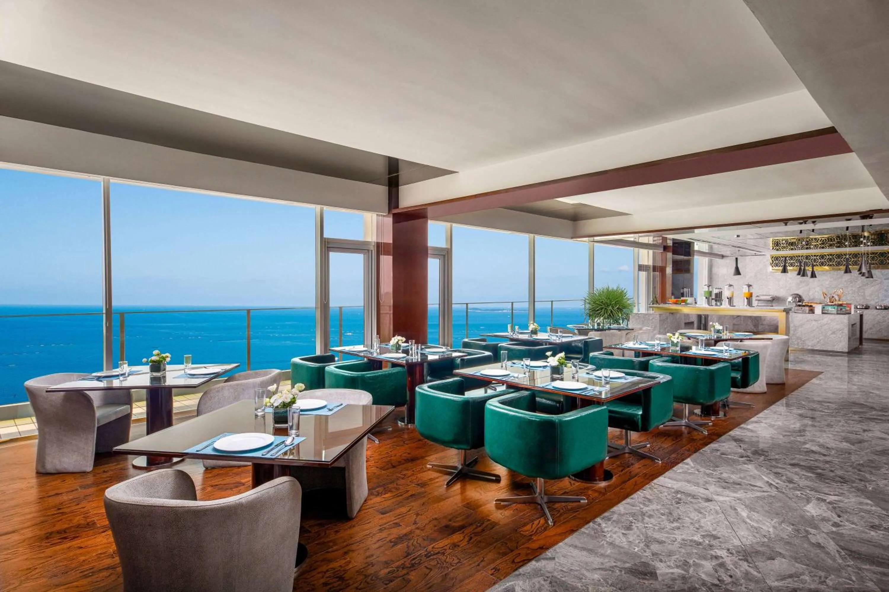 Lounge or bar in Wyndham Grand Qingdao