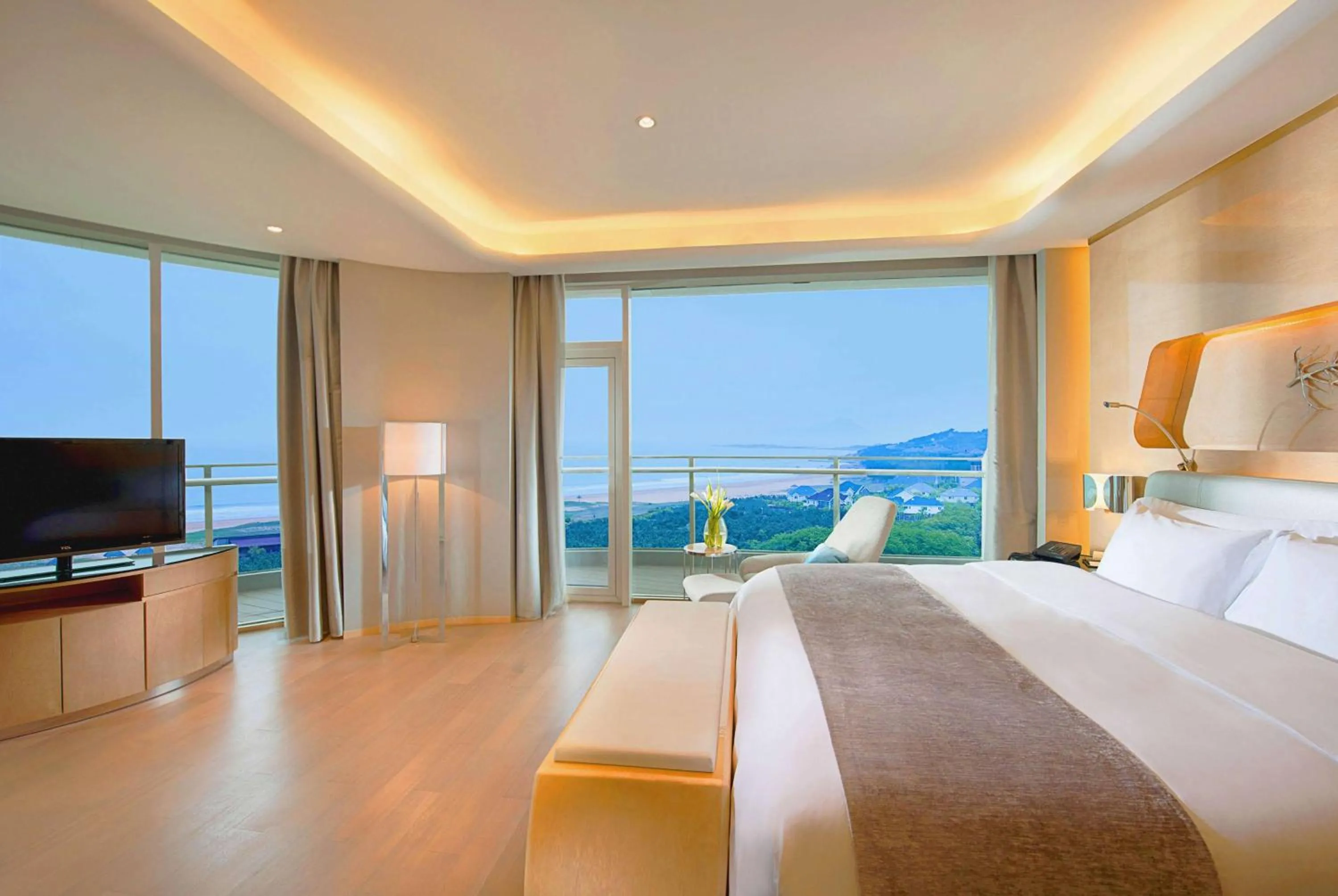 Photo of the whole room, Bed in Wyndham Grand Qingdao