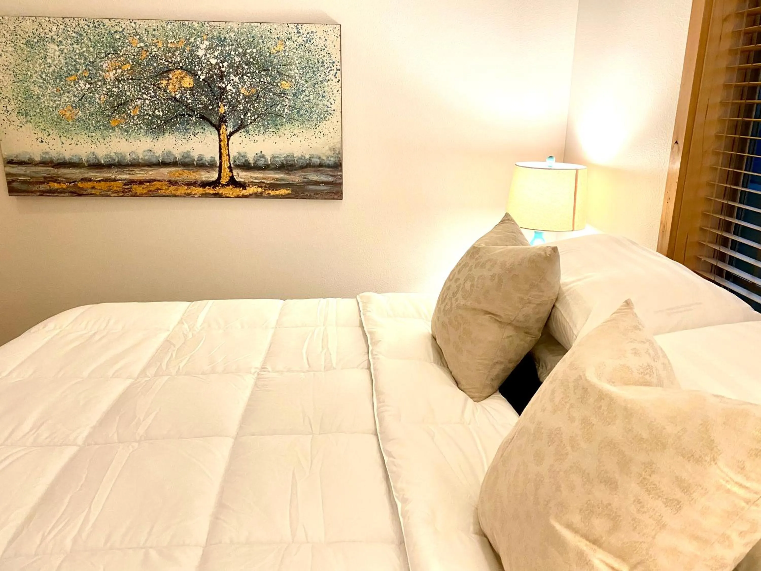 Bedroom, Bed in The Raspberry Garden