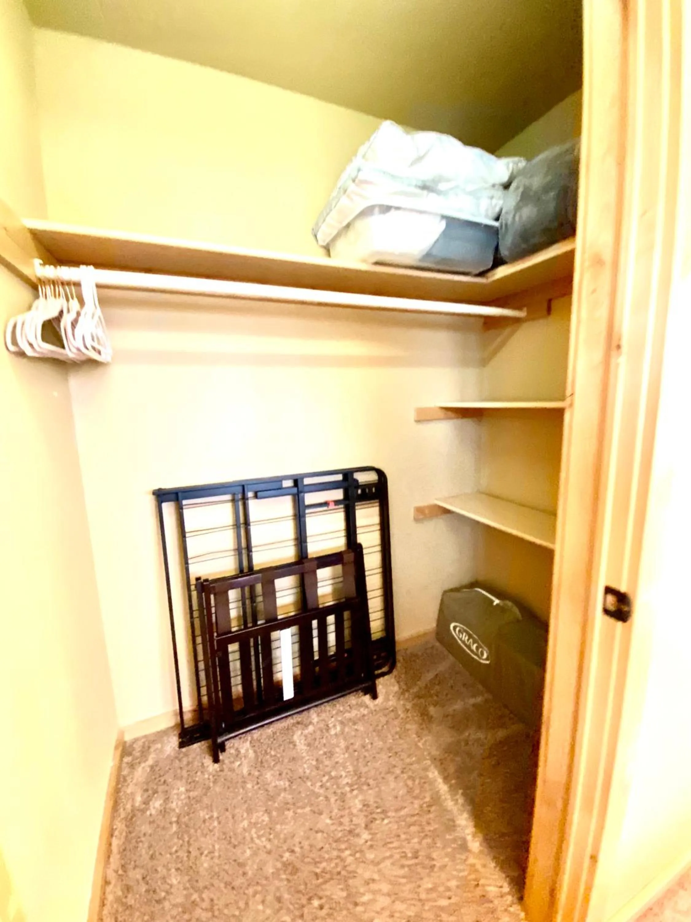 Living room, Bed in The Raspberry Garden