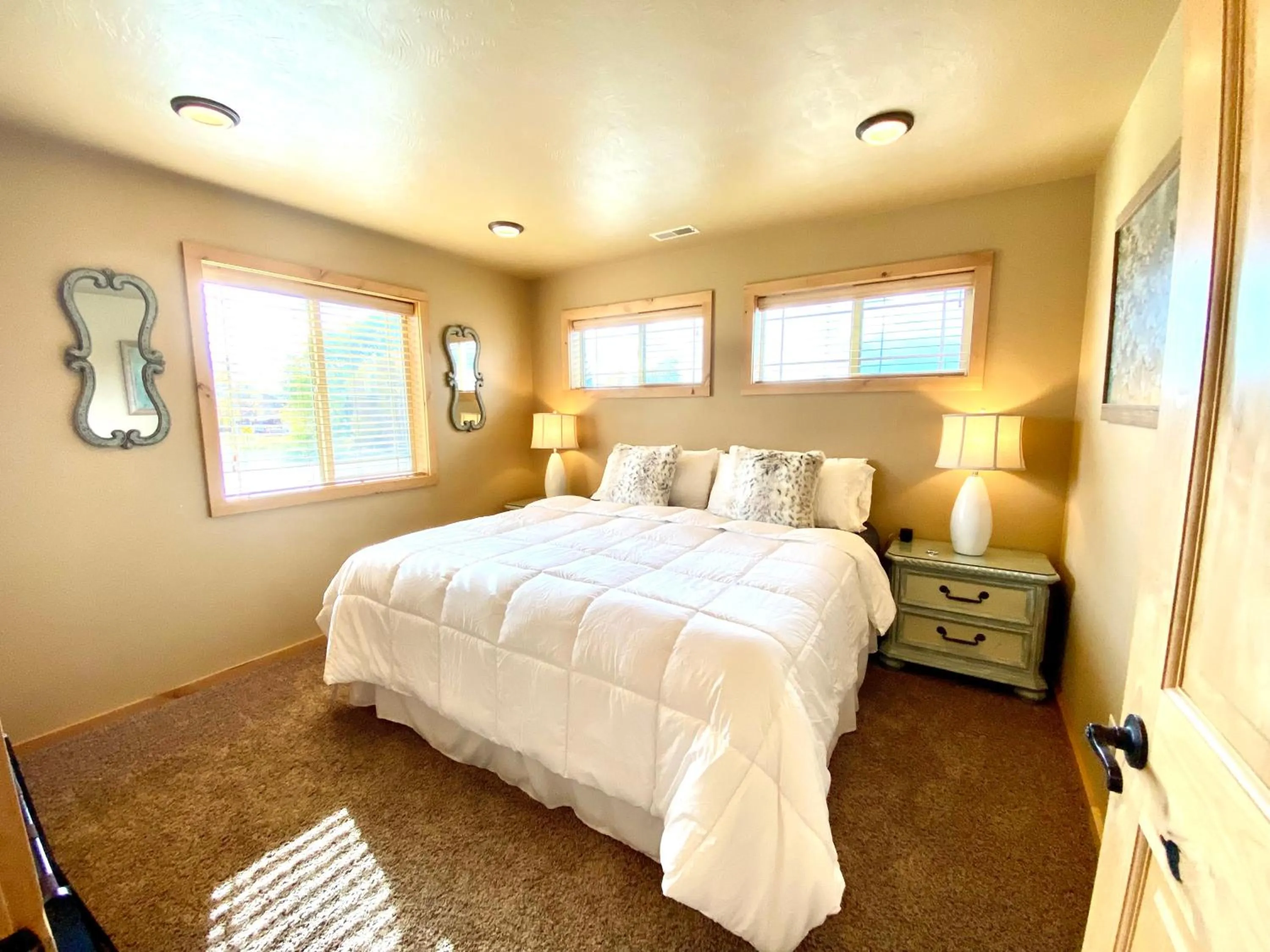 Living room, Bed in The Raspberry Garden