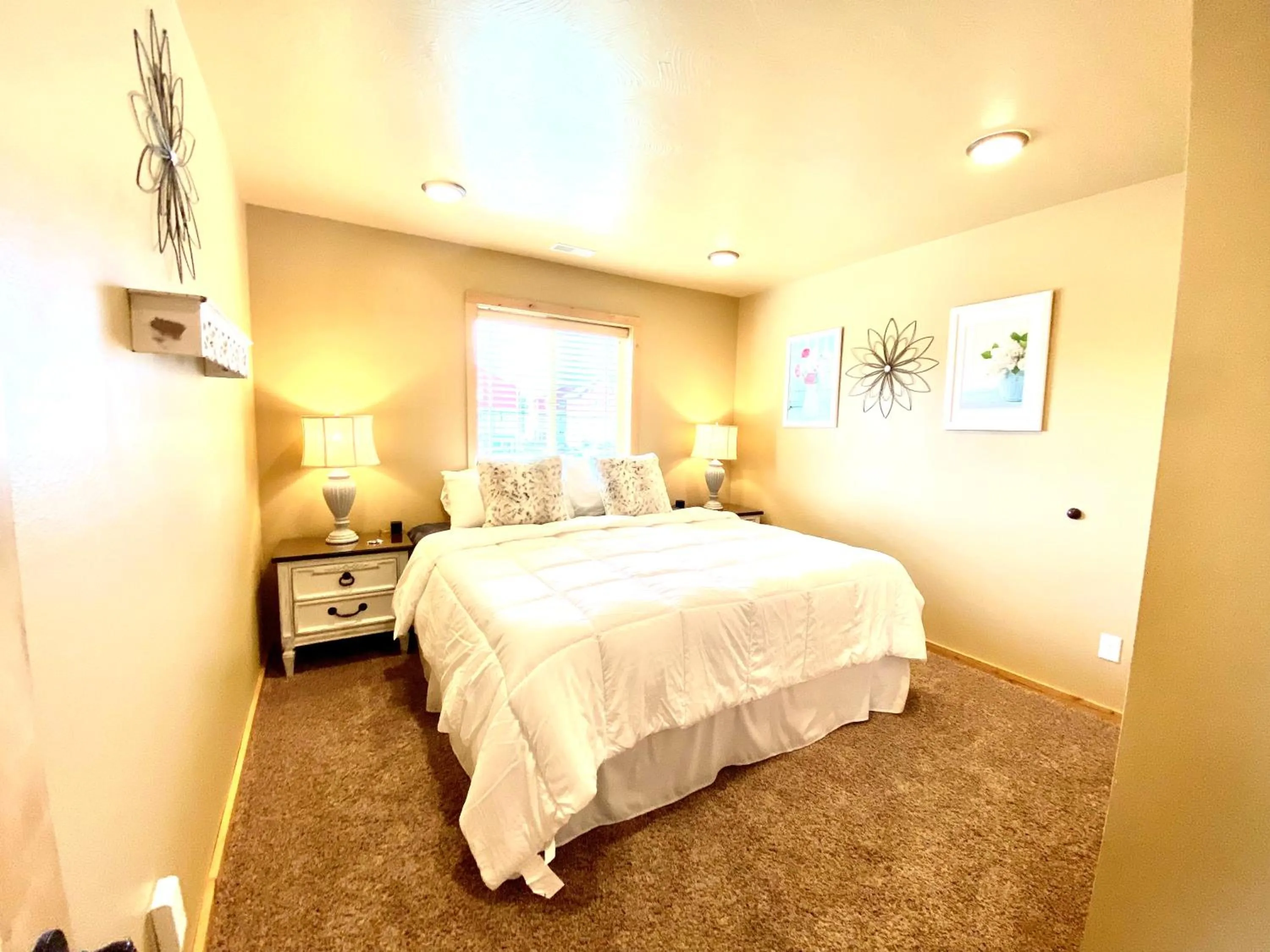 Living room, Bed in The Raspberry Garden