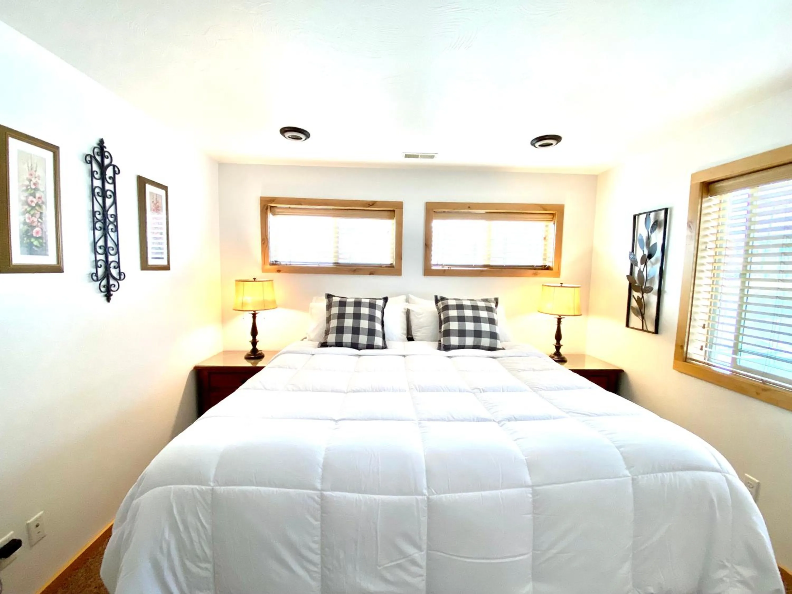 Bedroom, Bed in The Raspberry Garden