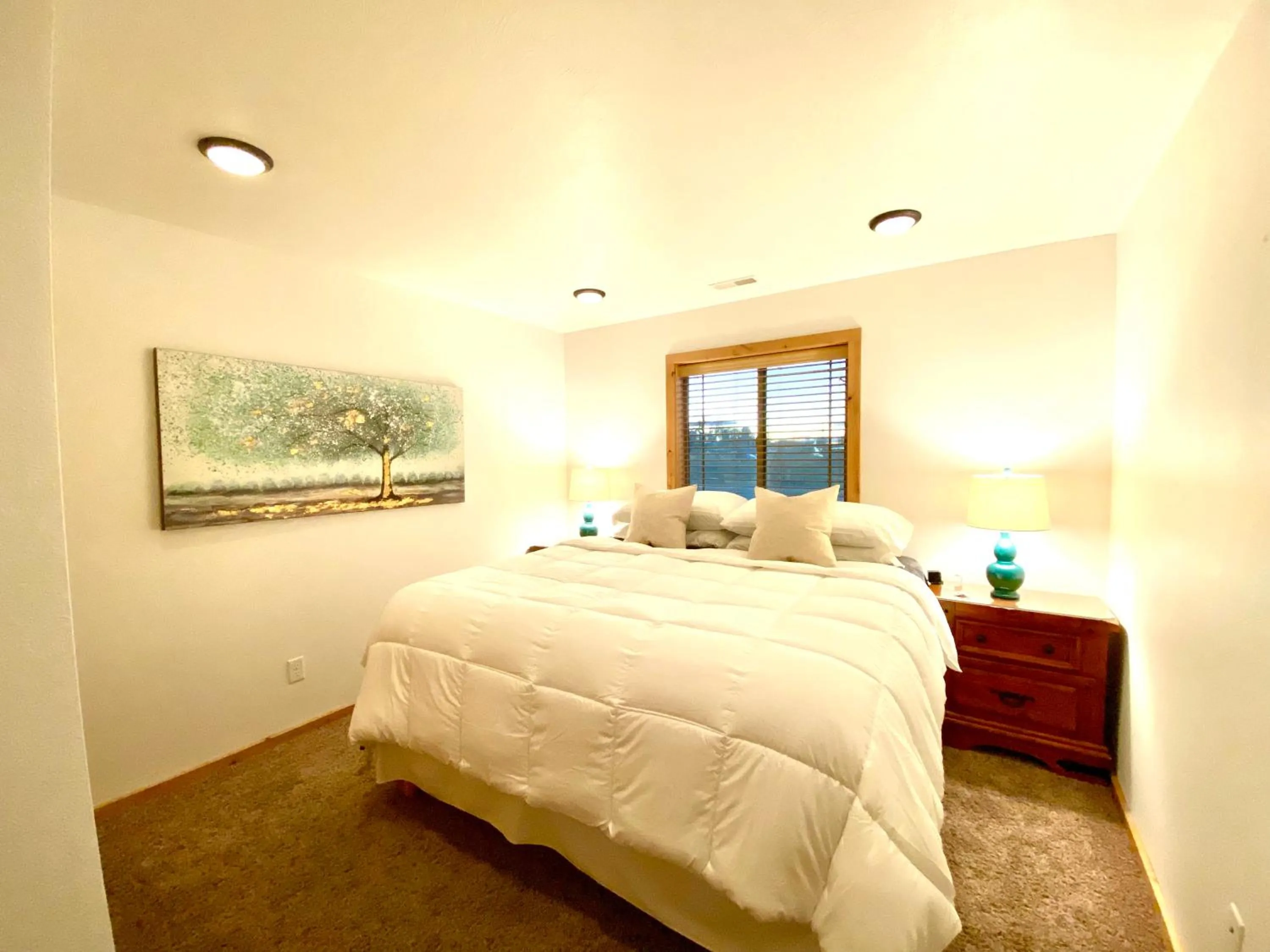 Bedroom, Bed in The Raspberry Garden