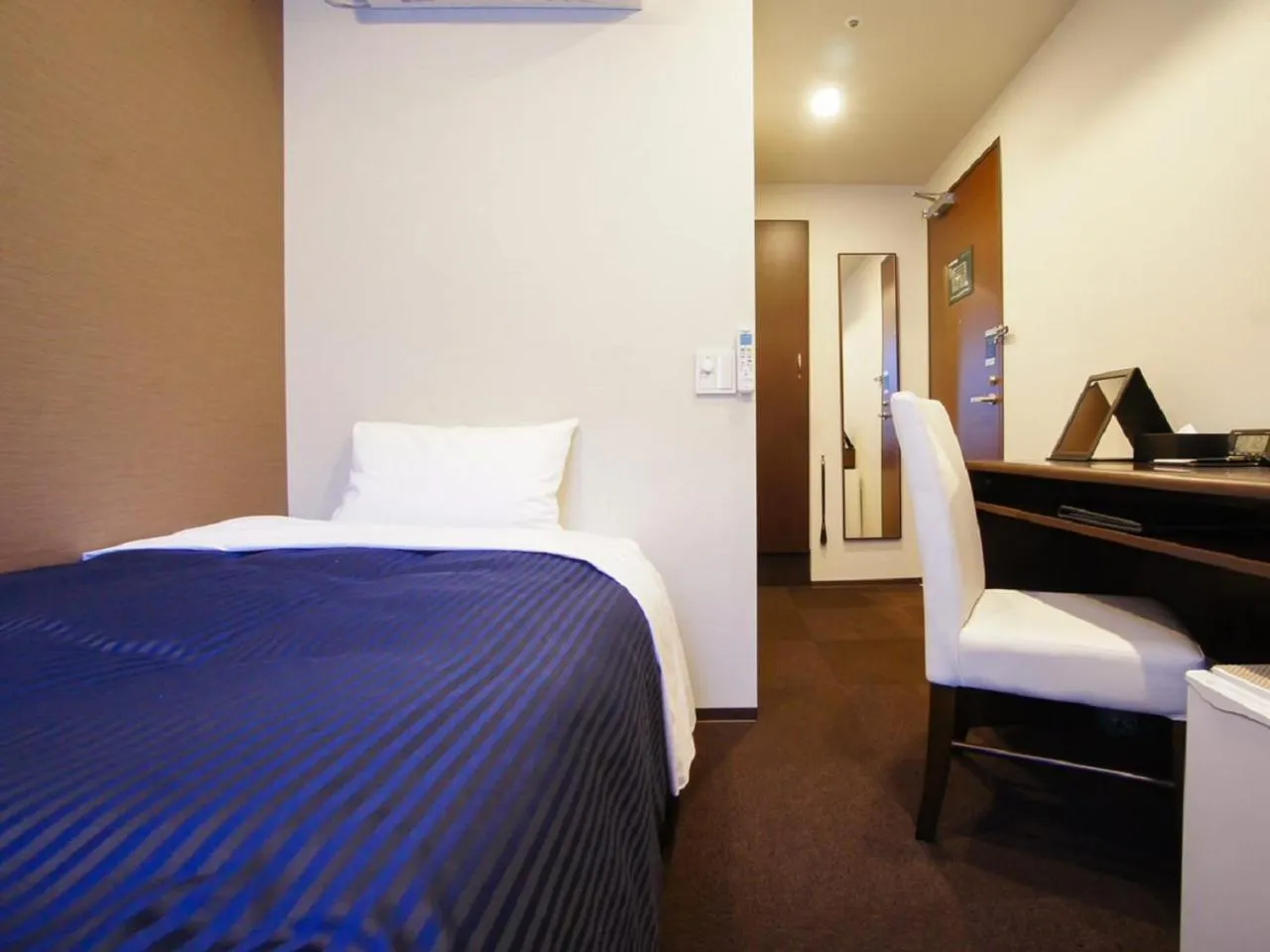 Bed in HOTEL LiVEMAX Yokohama Motomachi Ekimae