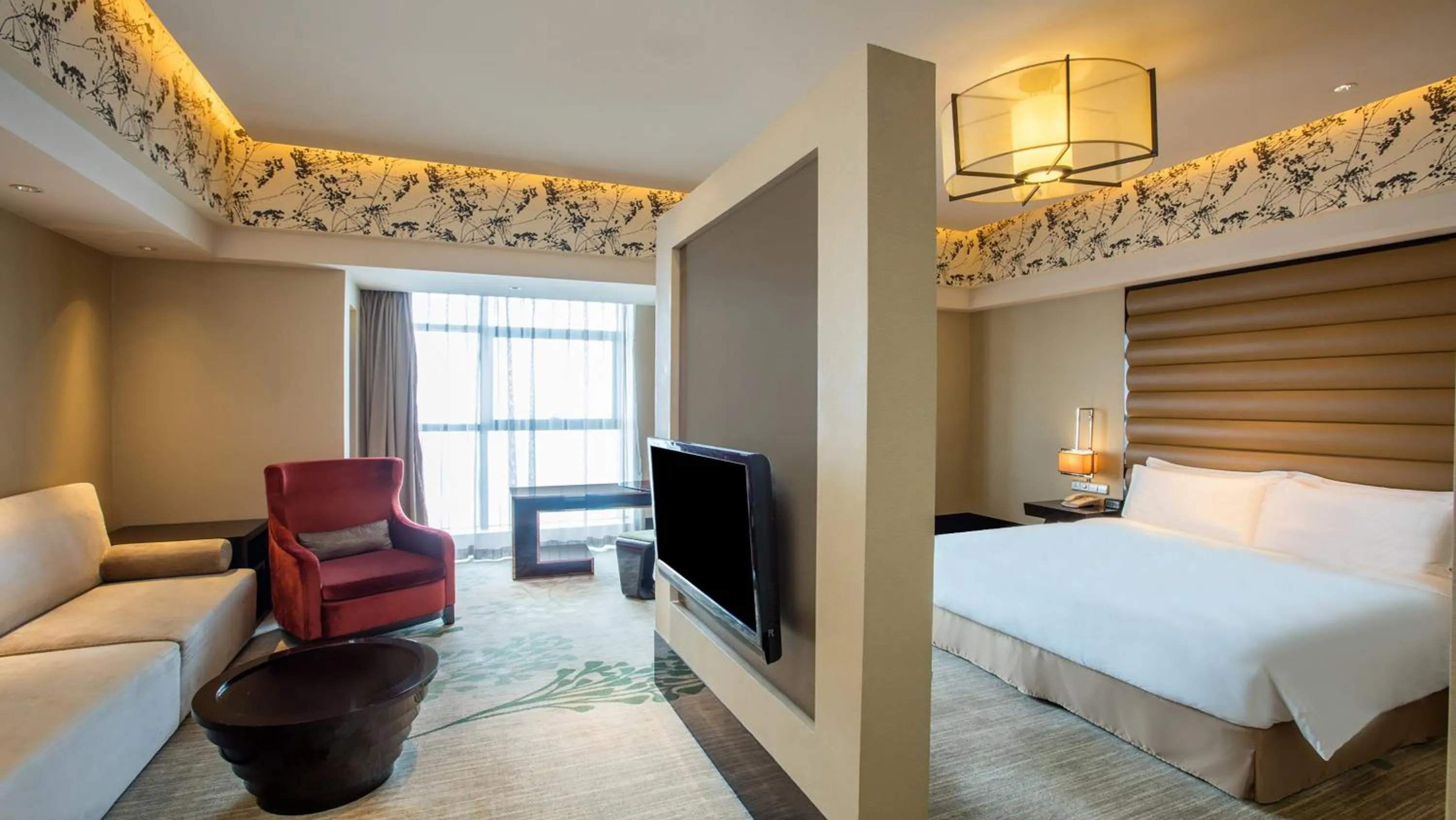 Photo of the whole room, Bed in Crowne Plaza Hefei by IHG