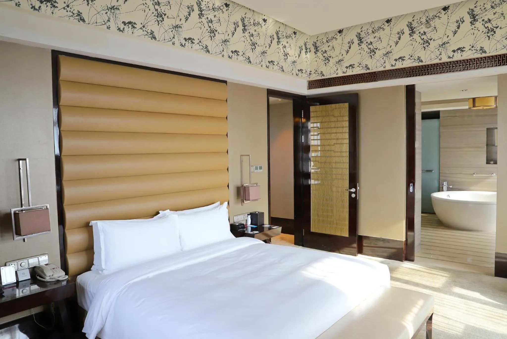 Photo of the whole room, Bed in Crowne Plaza Hefei by IHG