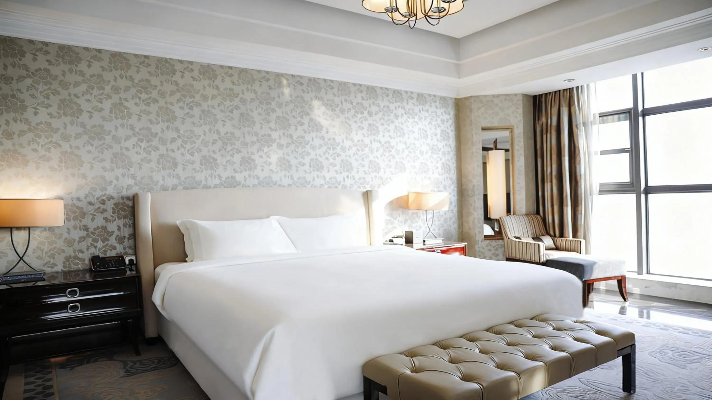 Photo of the whole room, Bed in Crowne Plaza Hefei by IHG
