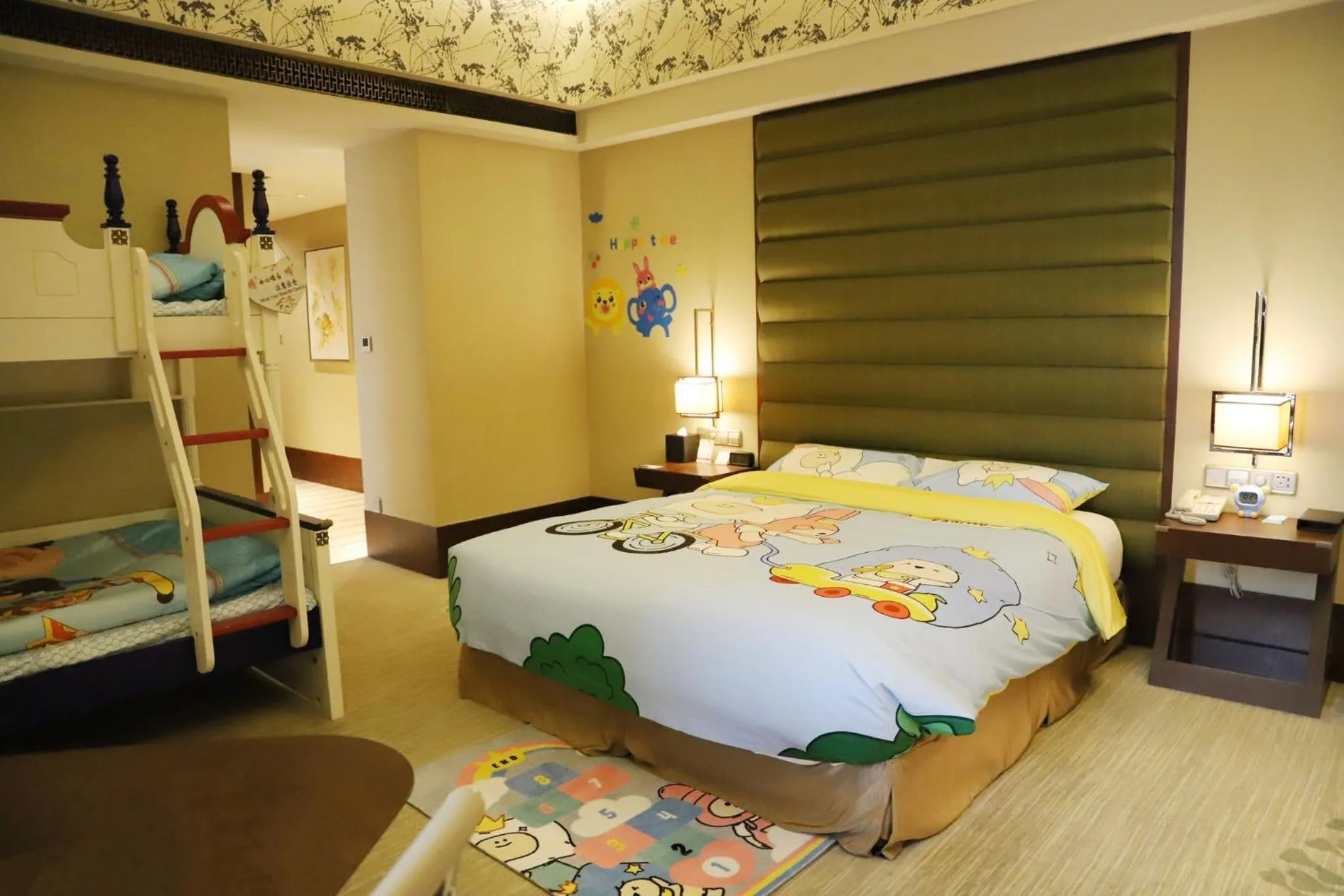 Photo of the whole room, Bed in Crowne Plaza Hefei by IHG