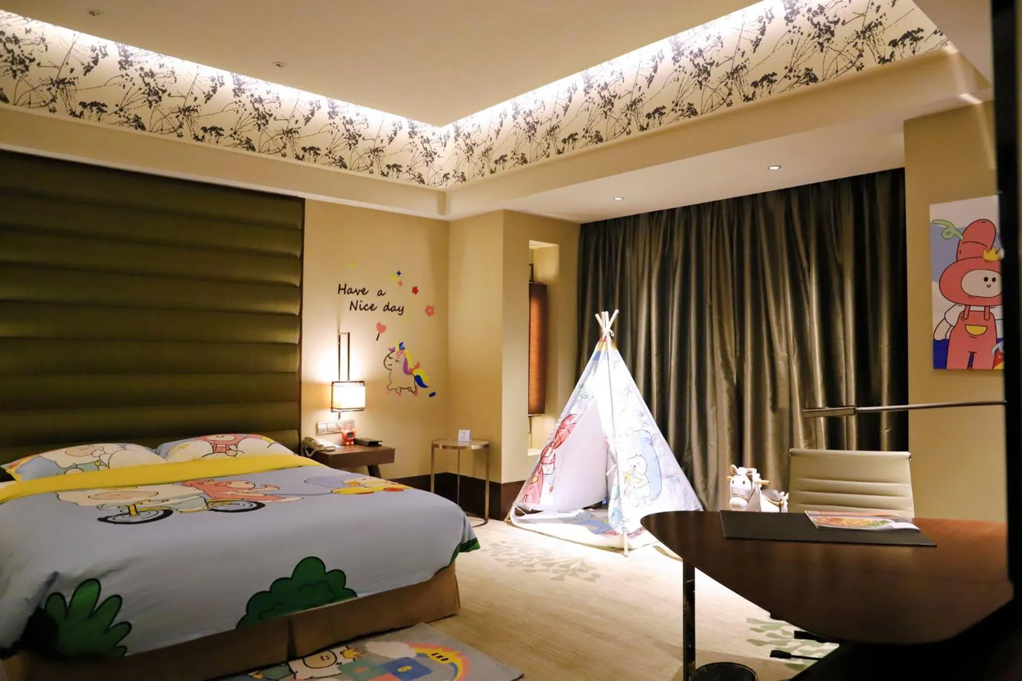 Photo of the whole room, Bed in Crowne Plaza Hefei by IHG