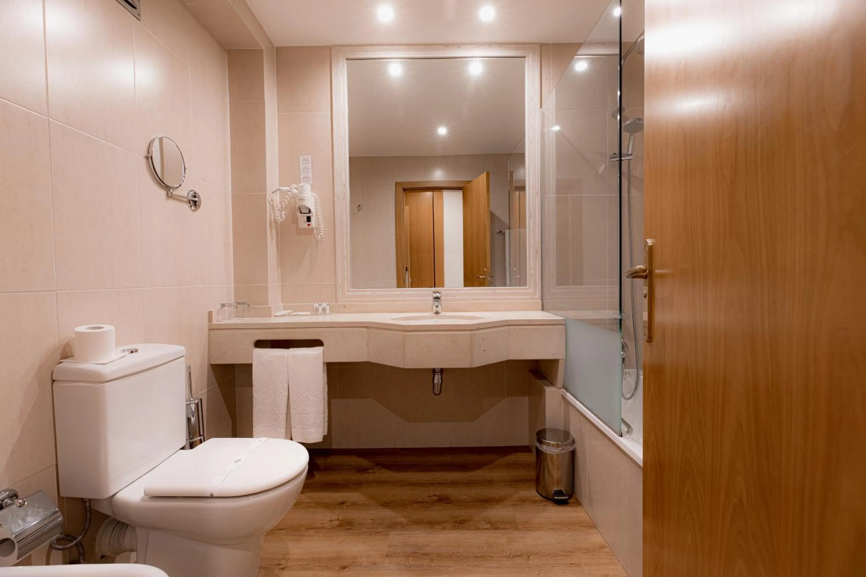 Toilet in Hotel Covilhã Dona Maria Affiliated by Meliá