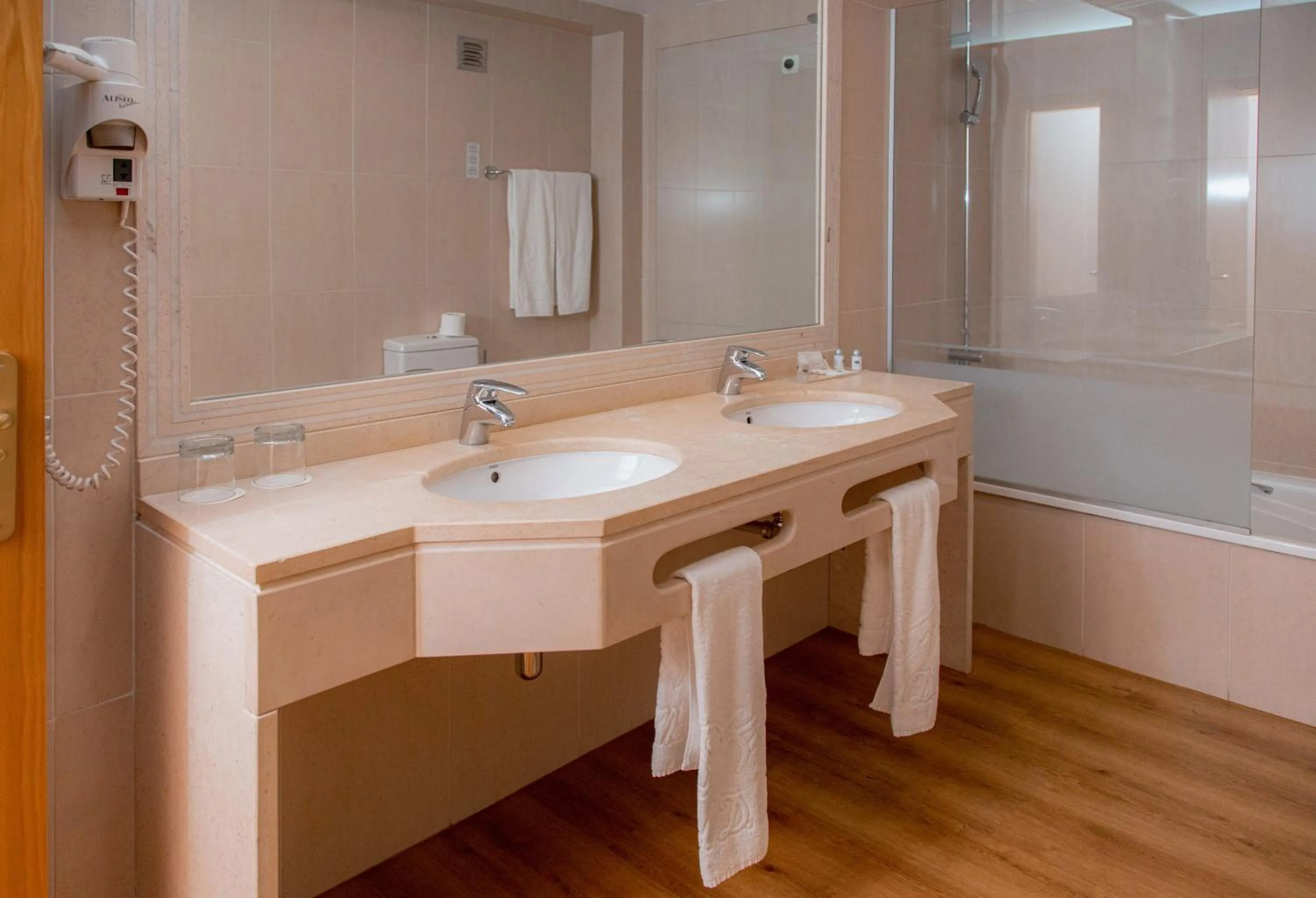 Bathroom in Hotel Covilhã Dona Maria Affiliated by Meliá