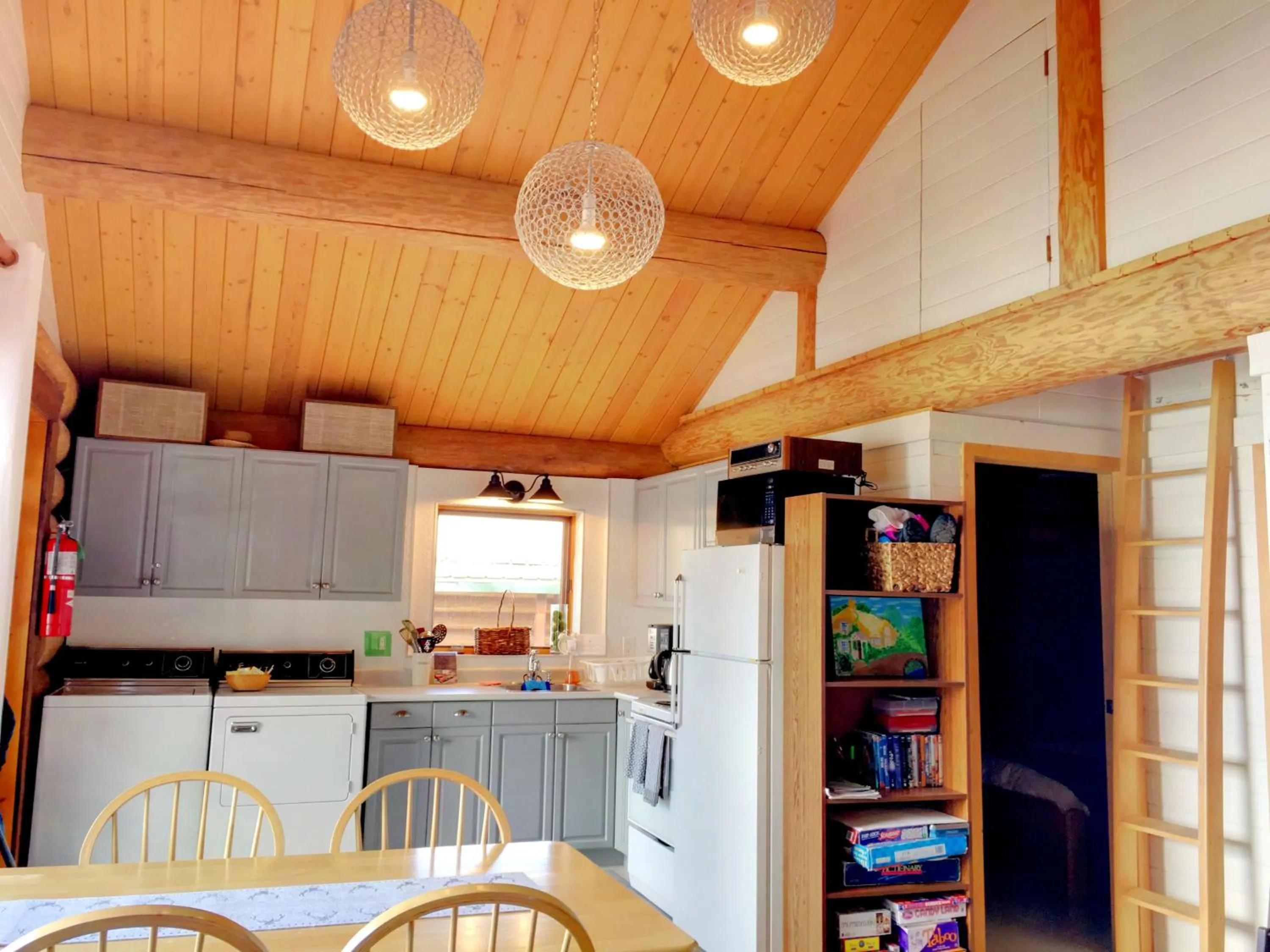 Kitchen or kitchenette in The Beach House Texada - Gillies Bay Favourite Cabin