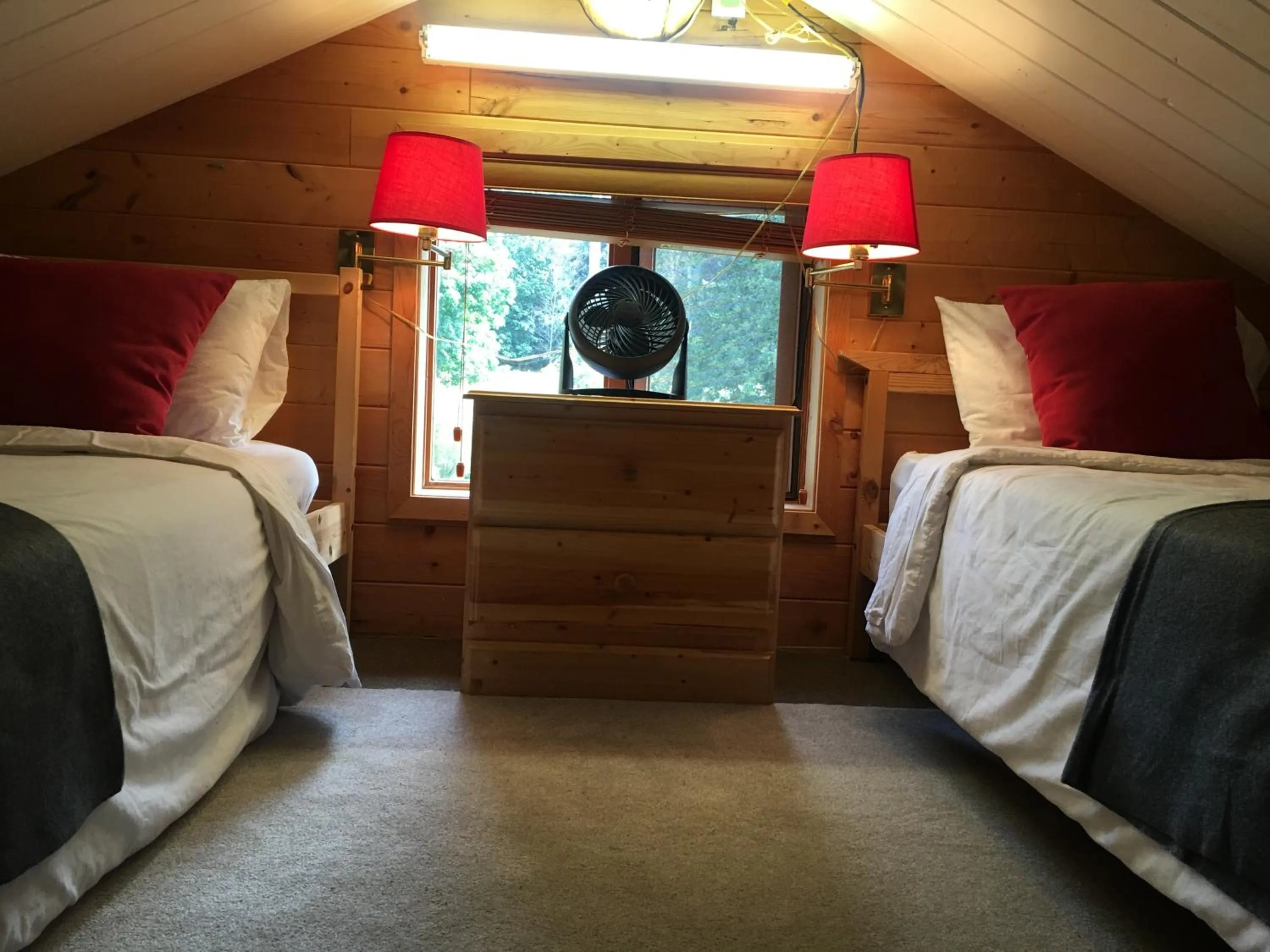 Bedroom, Bed in The Beach House Texada - Gillies Bay Favourite Cabin