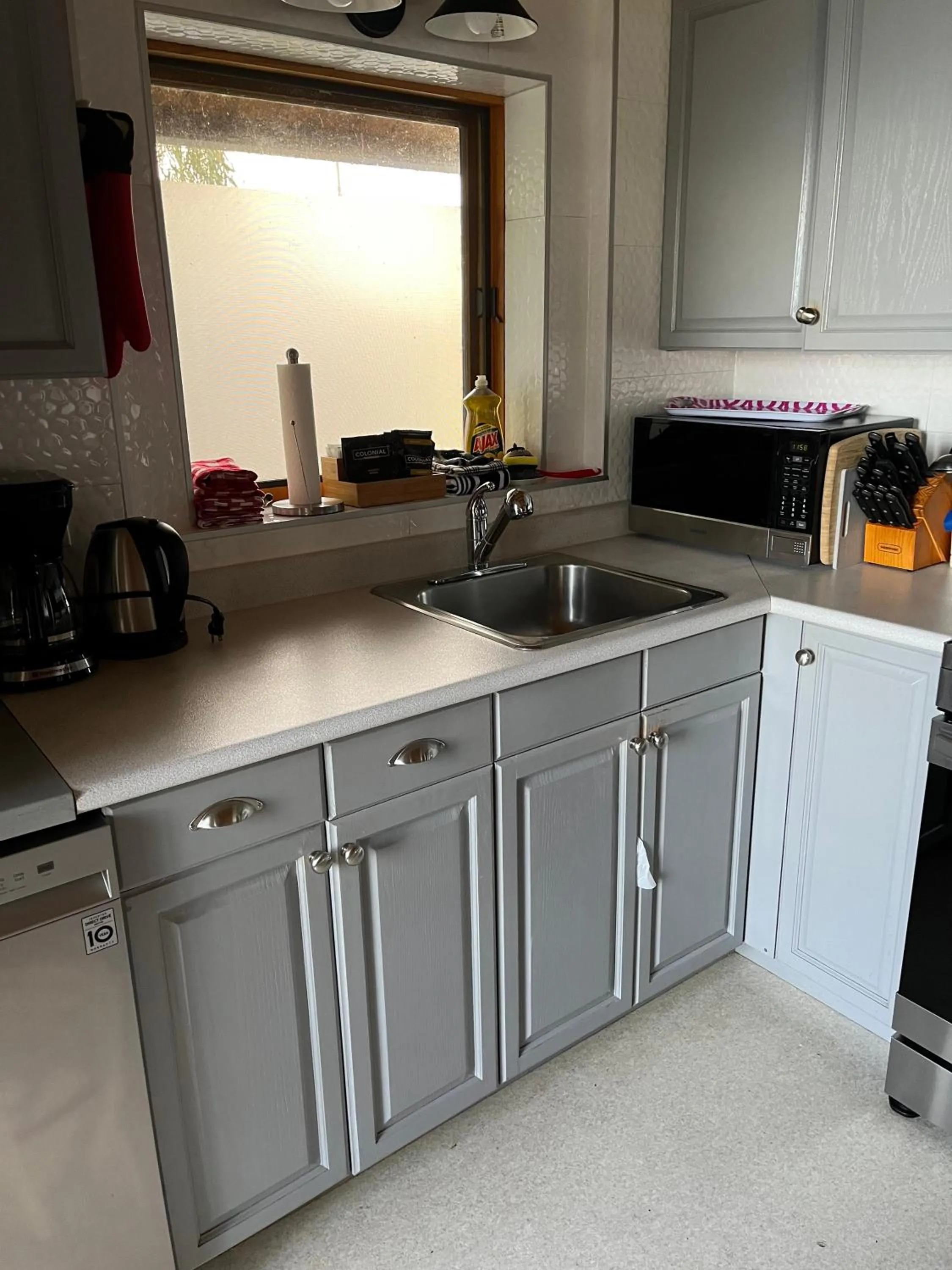 Kitchen or kitchenette in The Beach House Texada - Gillies Bay Favourite Cabin
