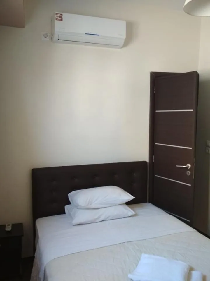 Bed in Pella Inn Hostel