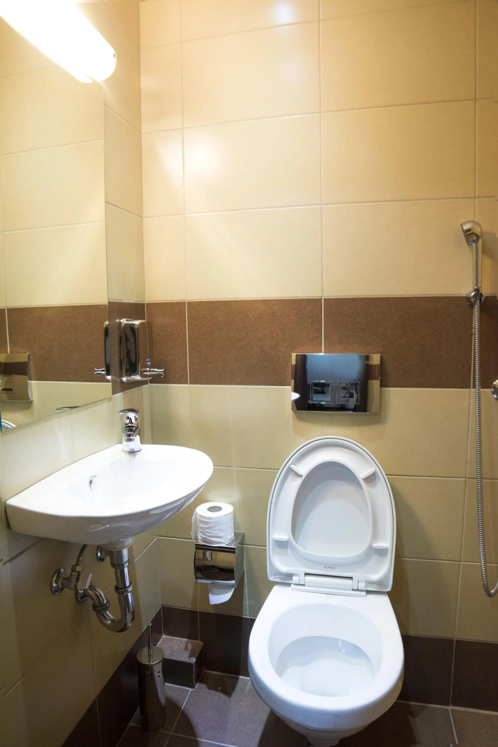 Shower in Pella Inn Hostel