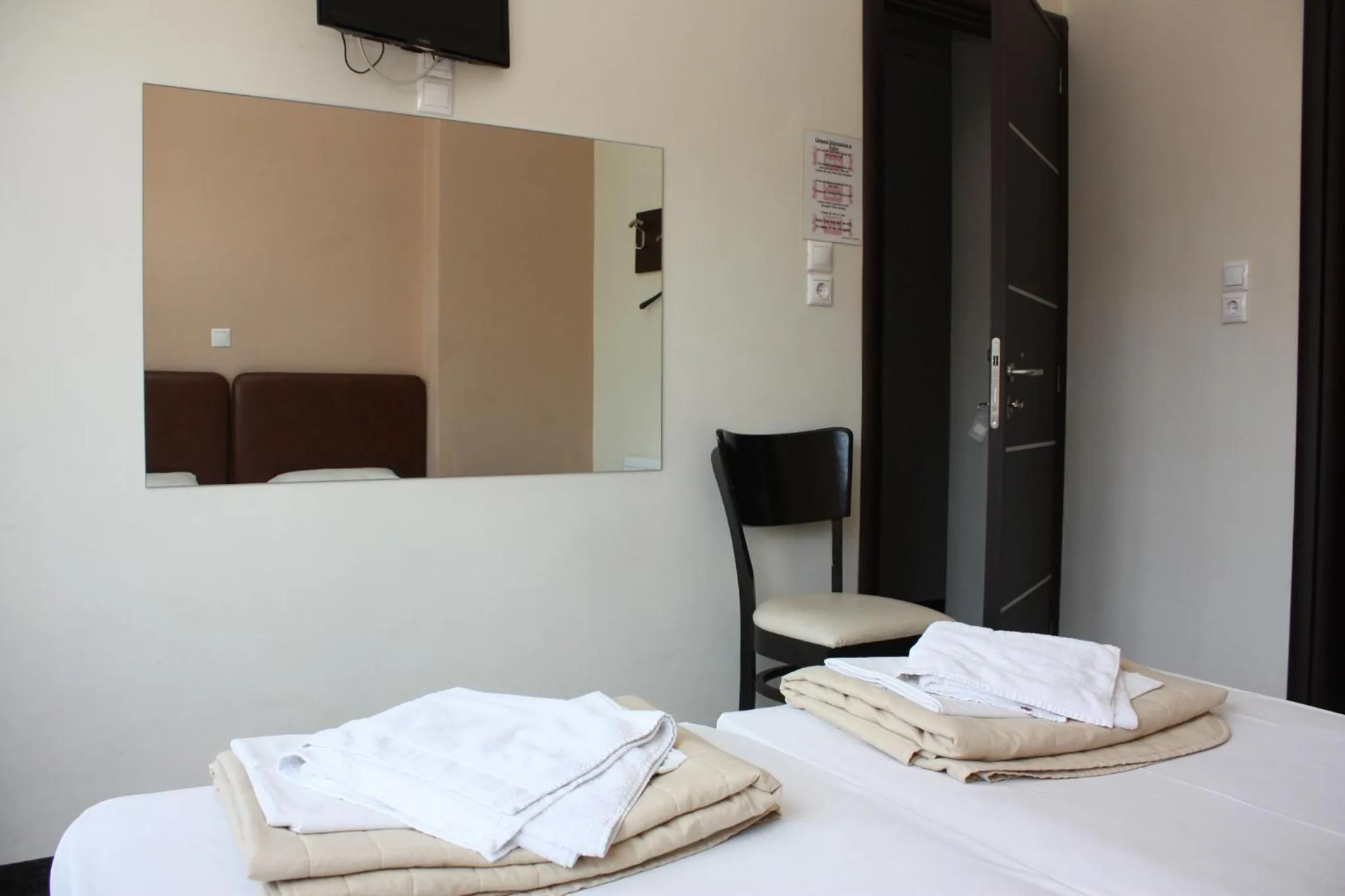 Bed in Pella Inn Hostel