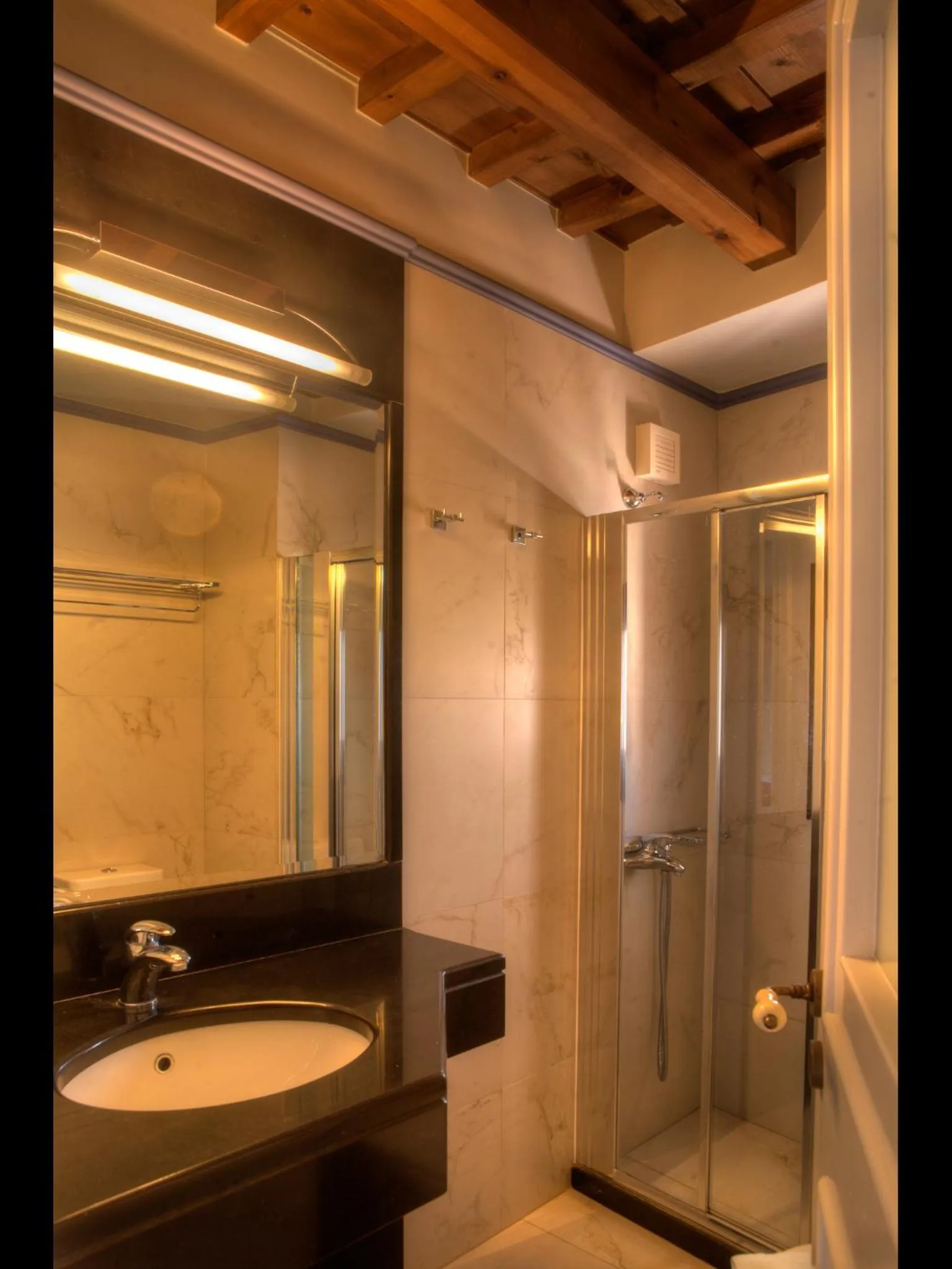 Shower in Palazzo Duca