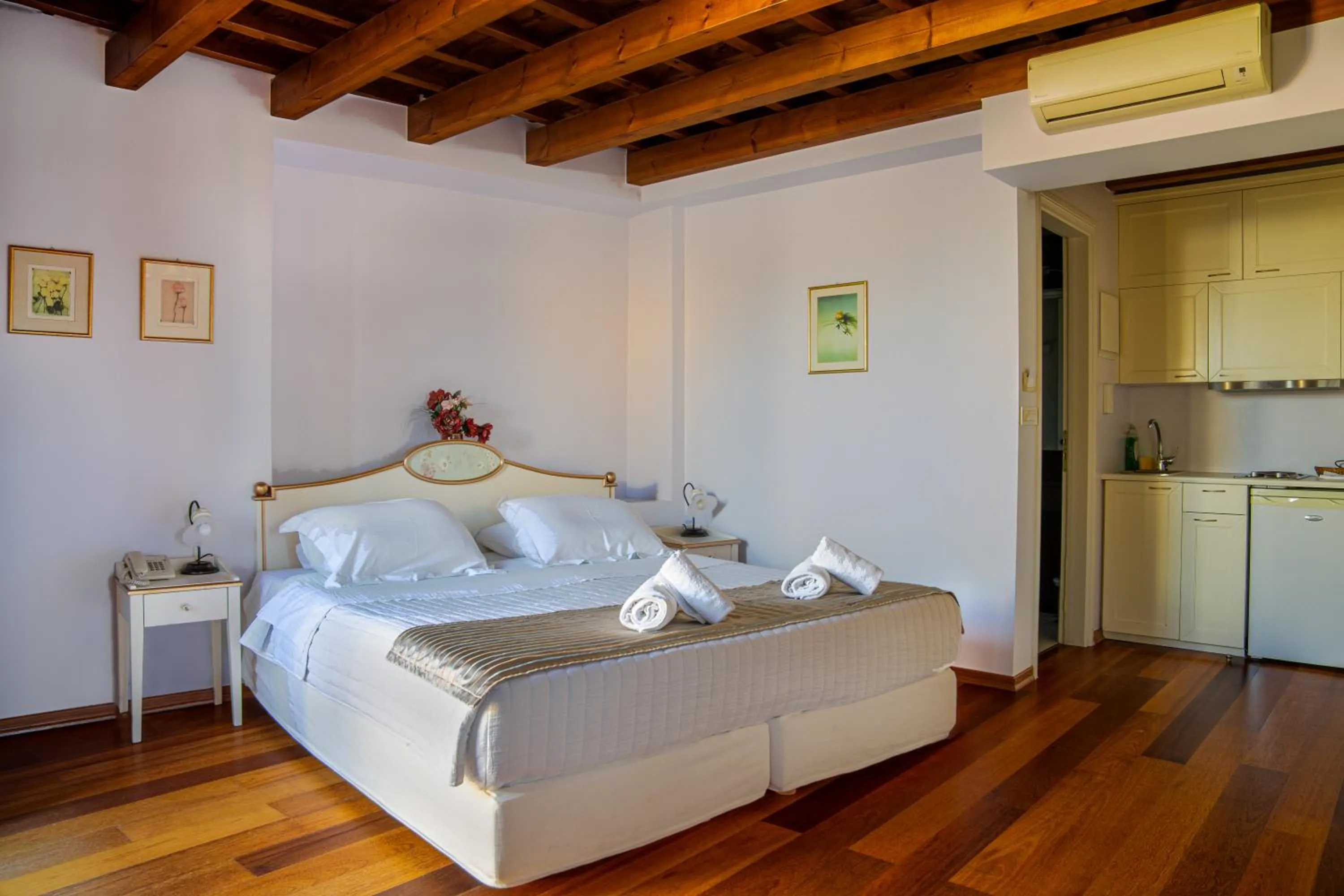 Photo of the whole room, Bed in Palazzo Duca