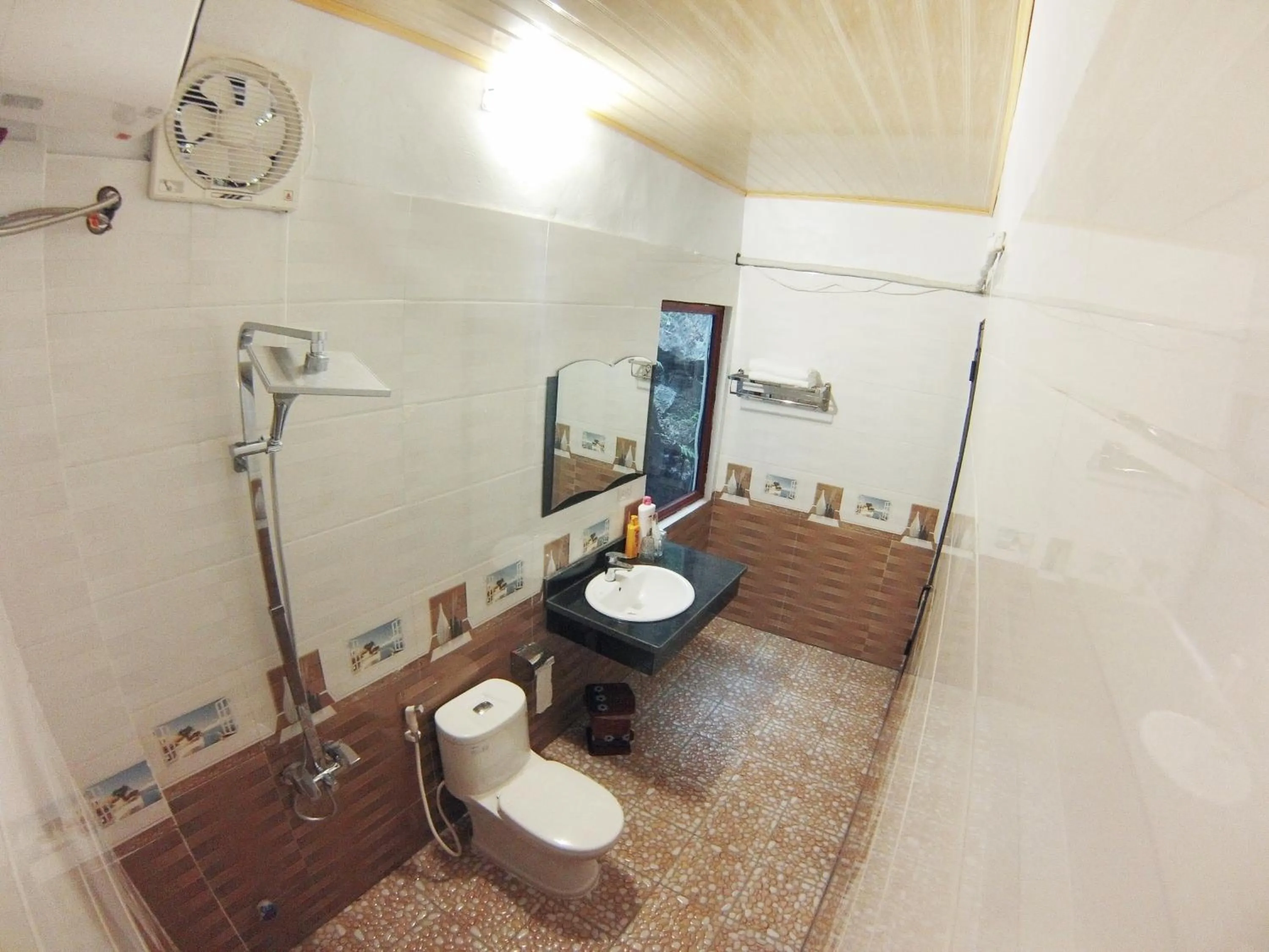 Shower in An Ngoc Tam Coc Bungalow