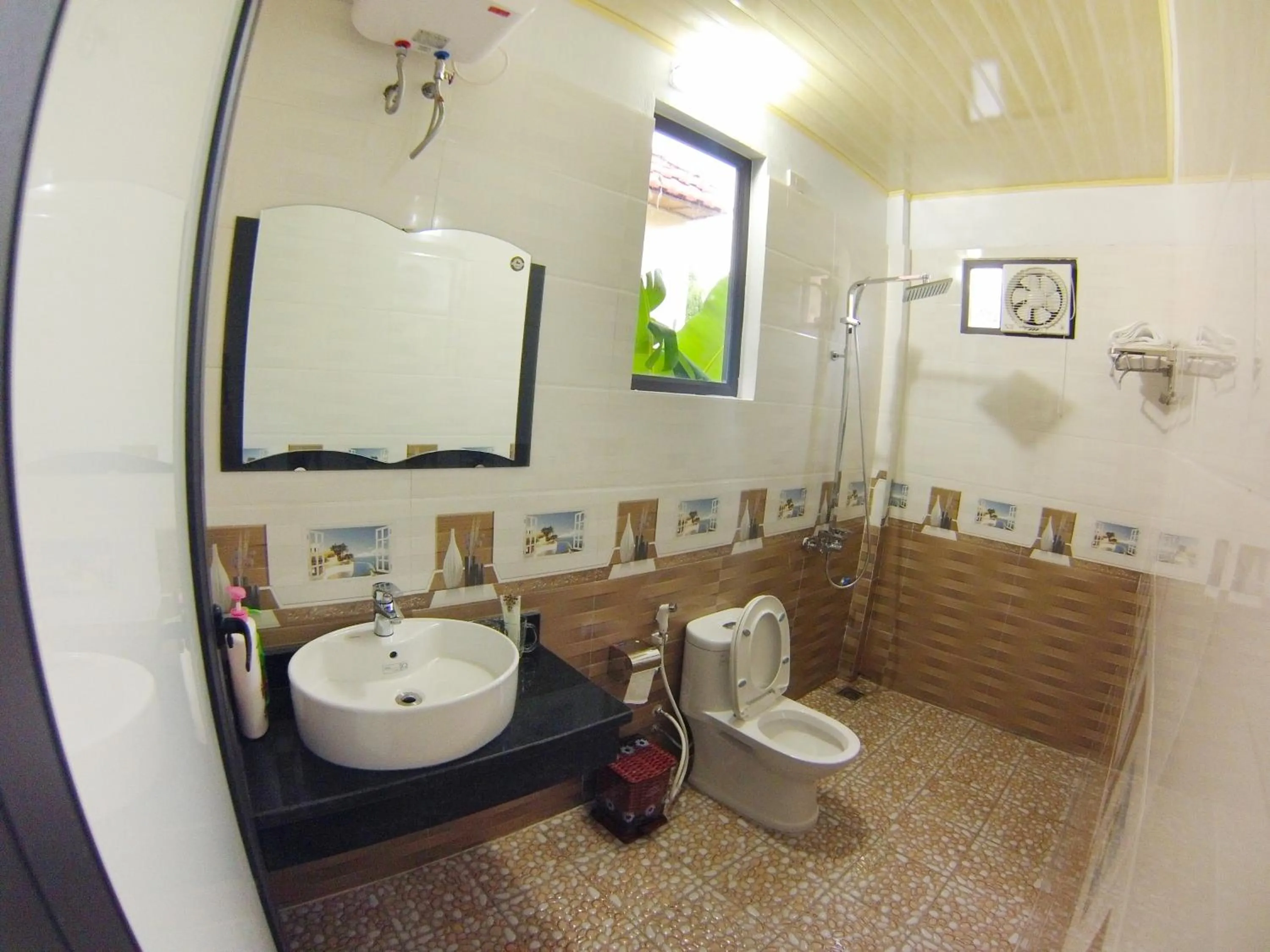 Shower in An Ngoc Tam Coc Bungalow