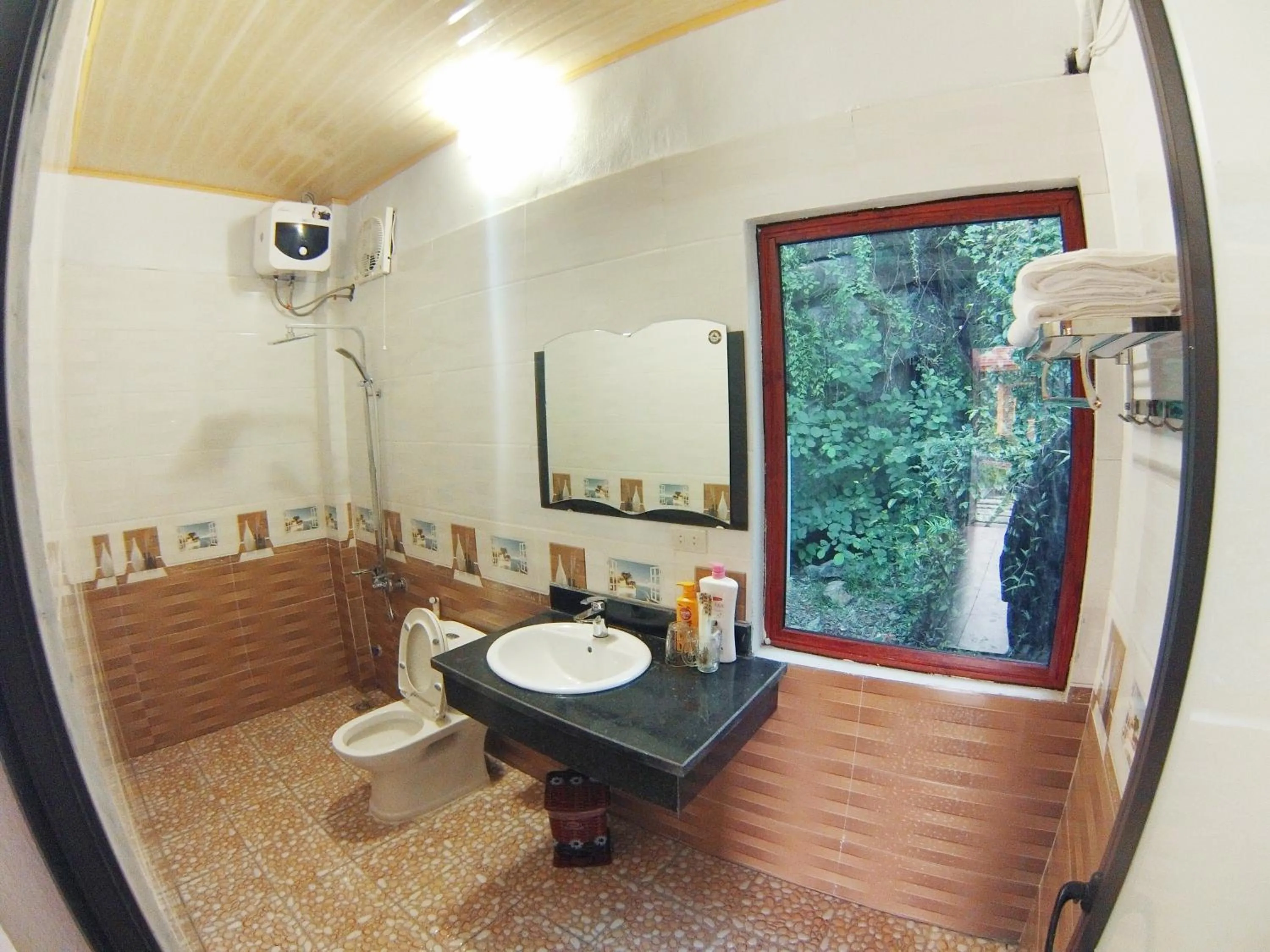 Shower in An Ngoc Tam Coc Bungalow